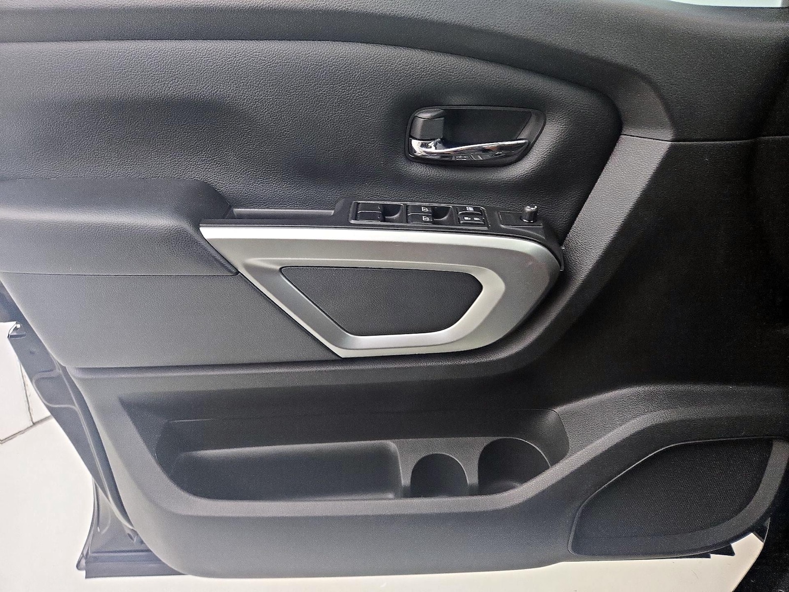 2022 Nissan Titan SV - Photo 13