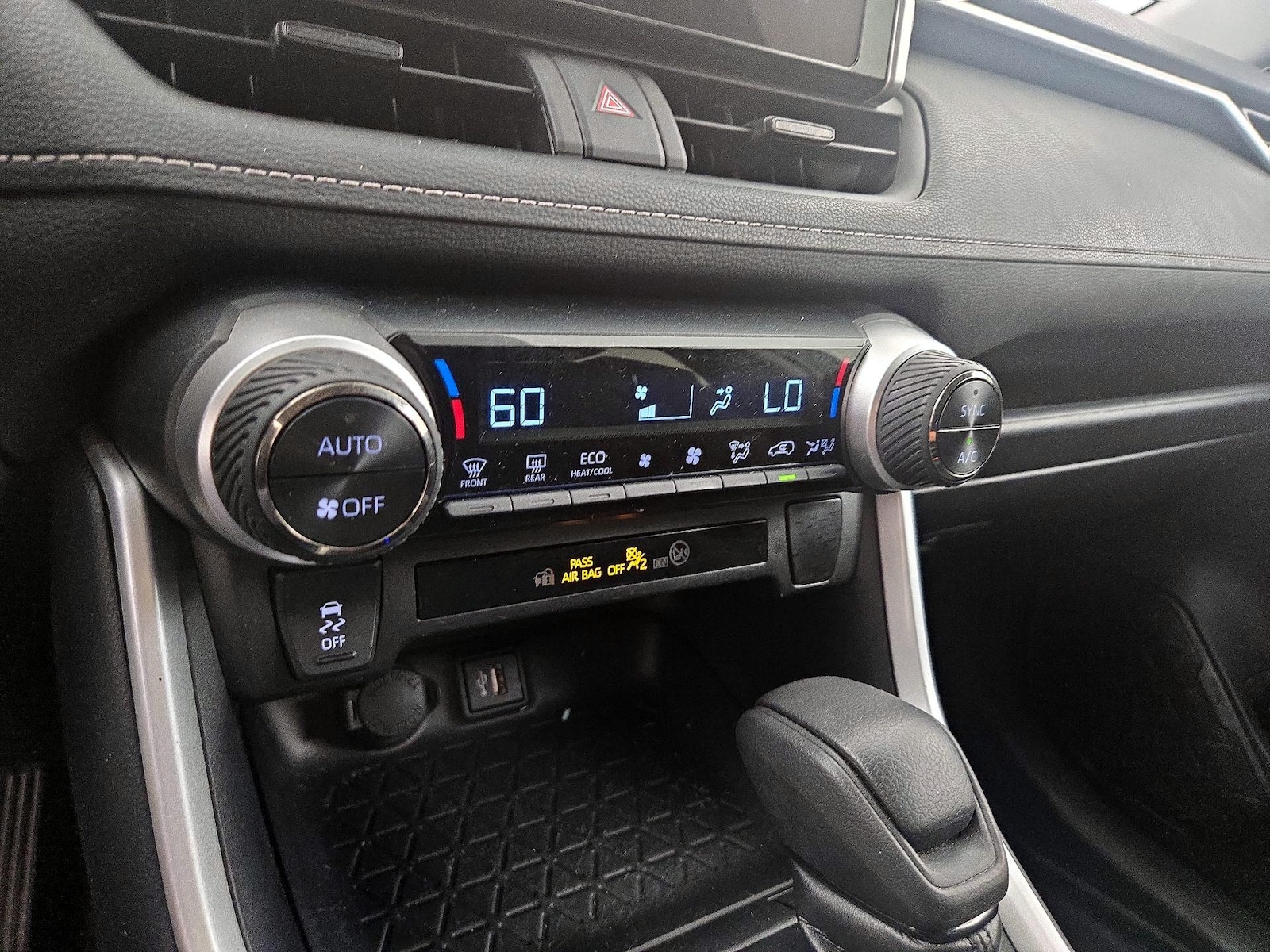 2024 Toyota RAV4 LE - Photo 17