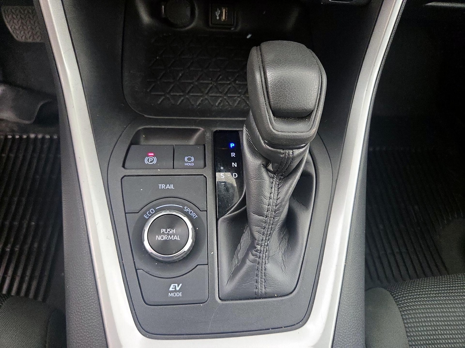 2024 Toyota RAV4 LE - Photo 18