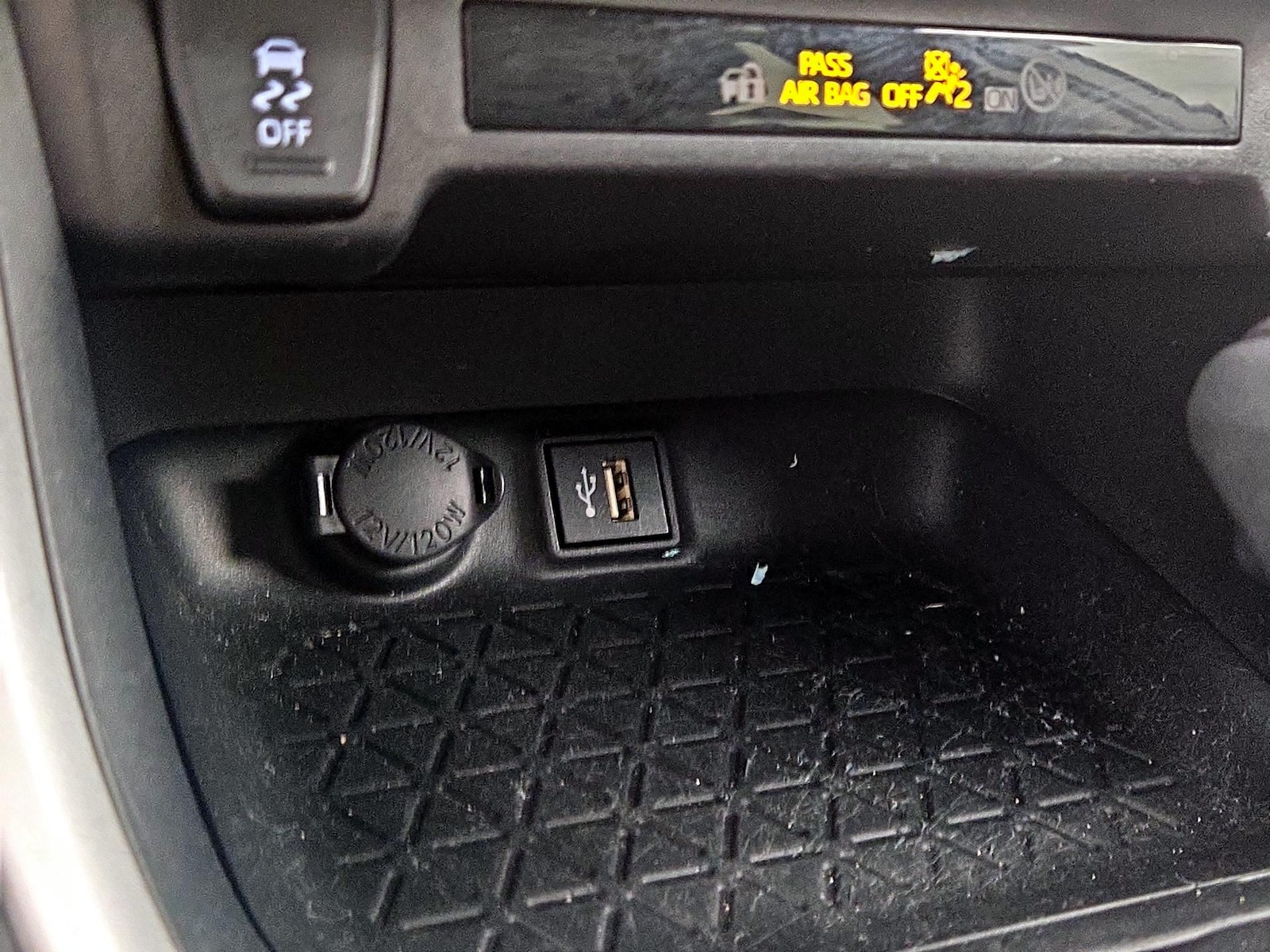 2024 Toyota RAV4 LE - Photo 19