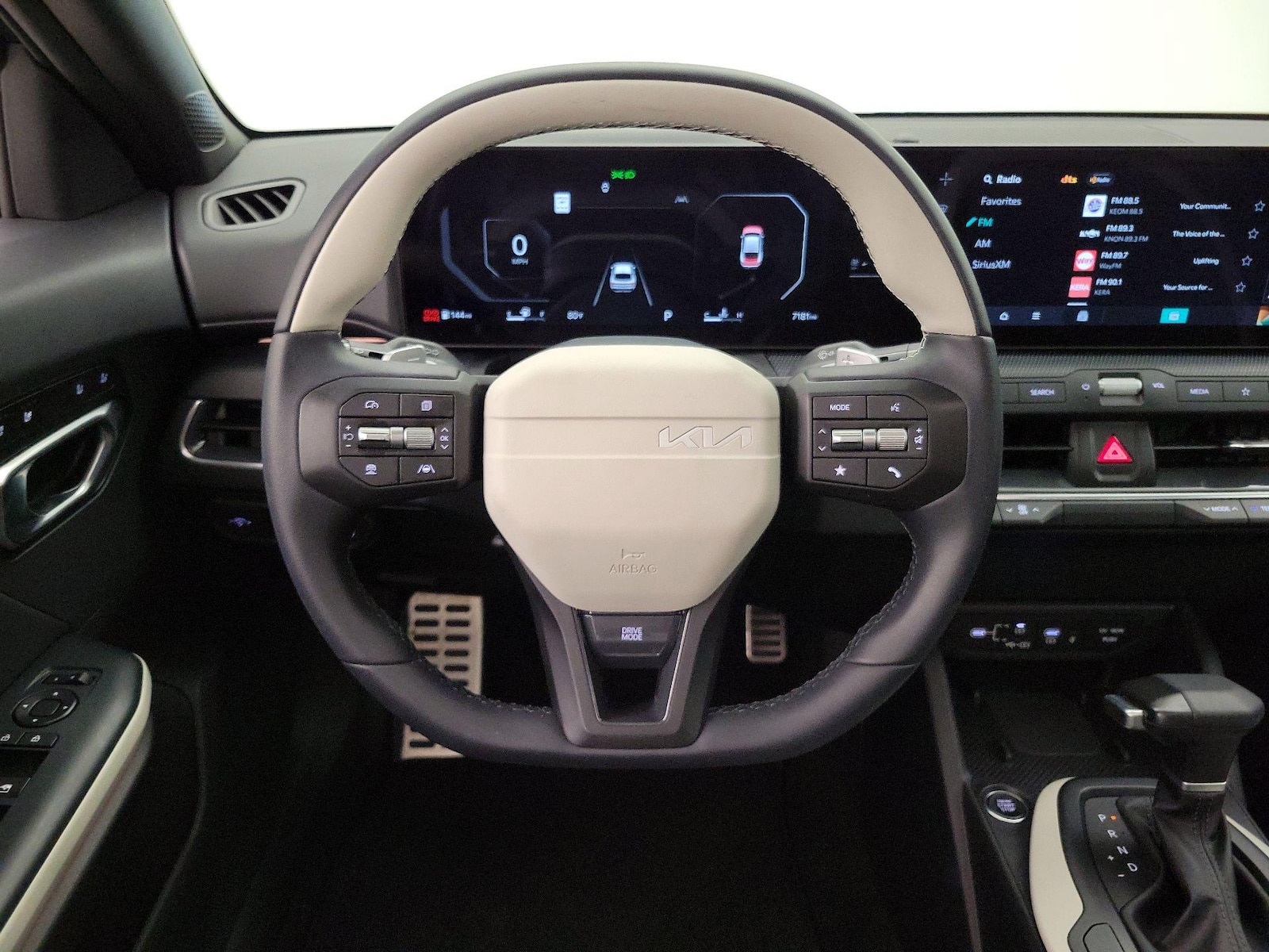 2025 Kia K4 GT-Line Turbo - Photo 11