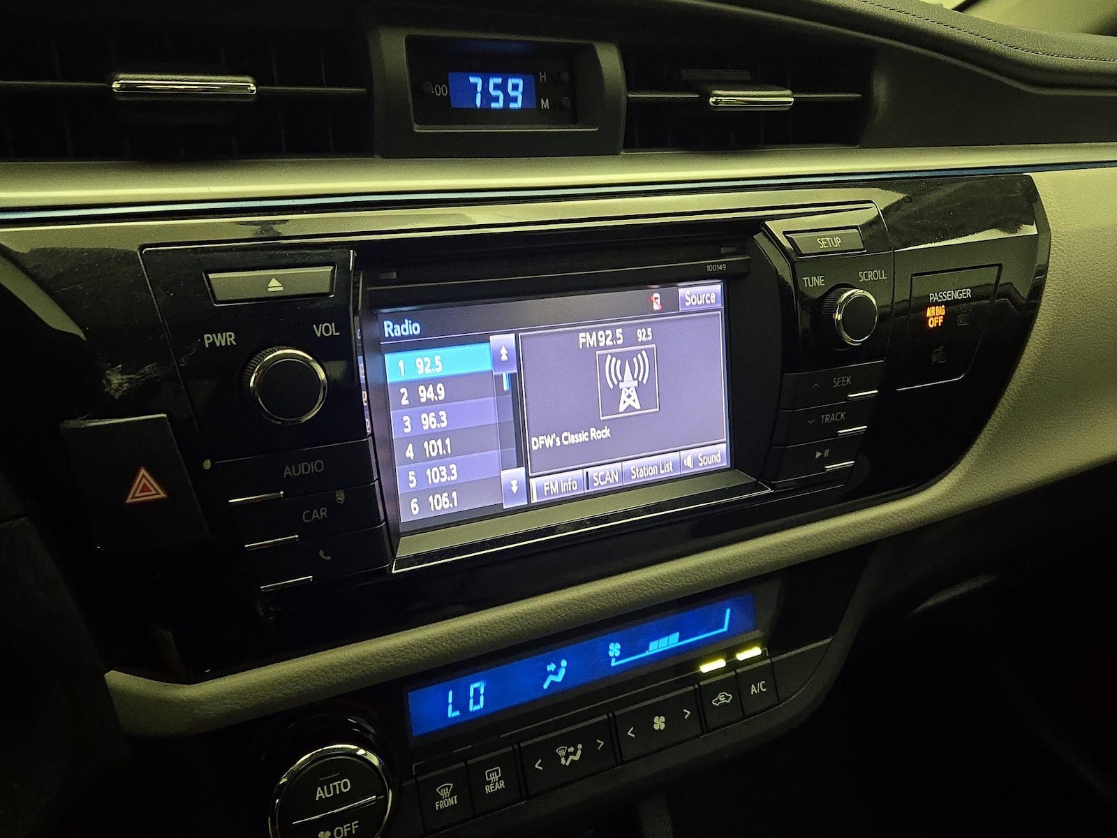 2015 Toyota Corolla LE - Photo 16