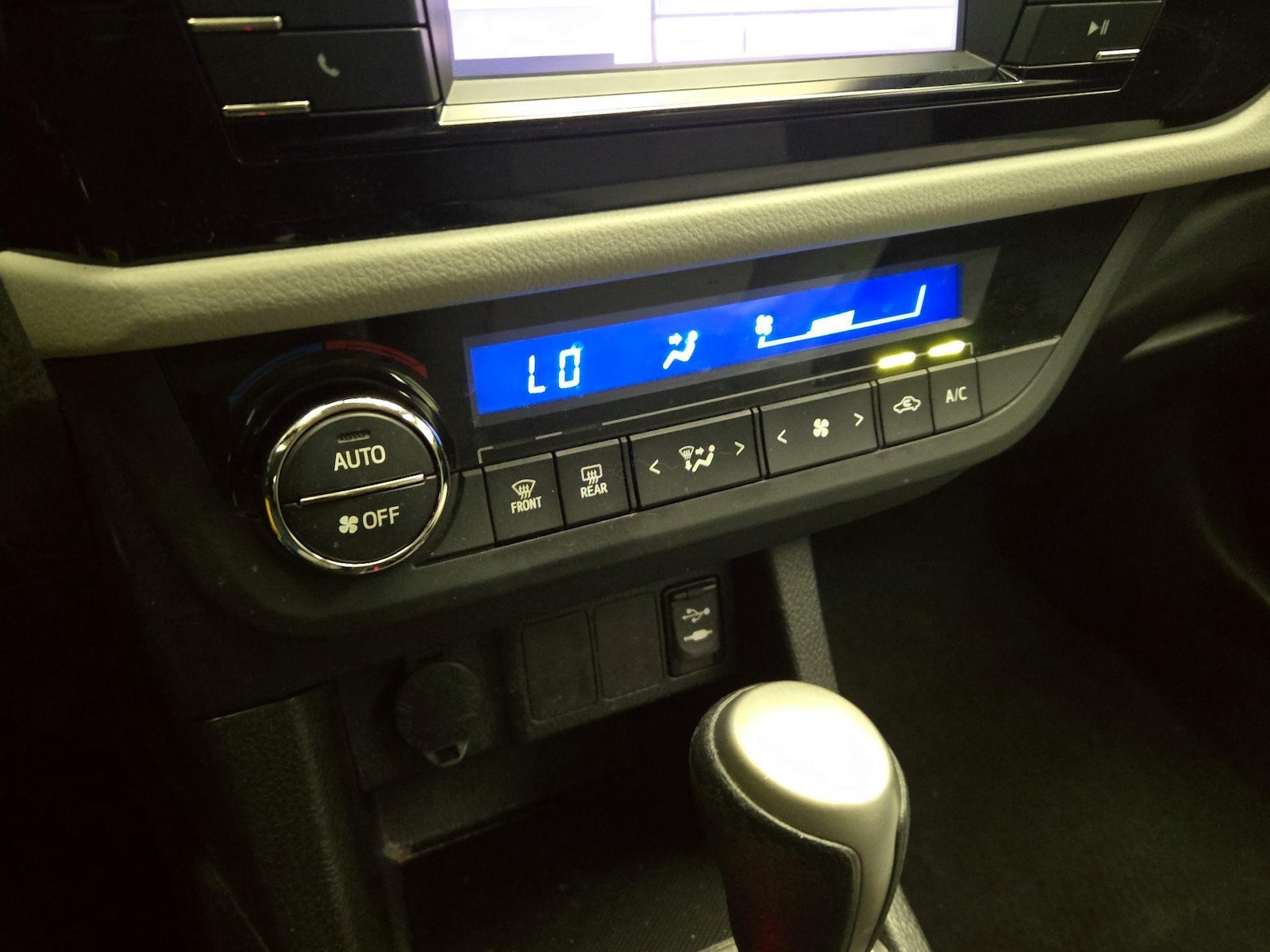 2015 Toyota Corolla LE - Photo 17