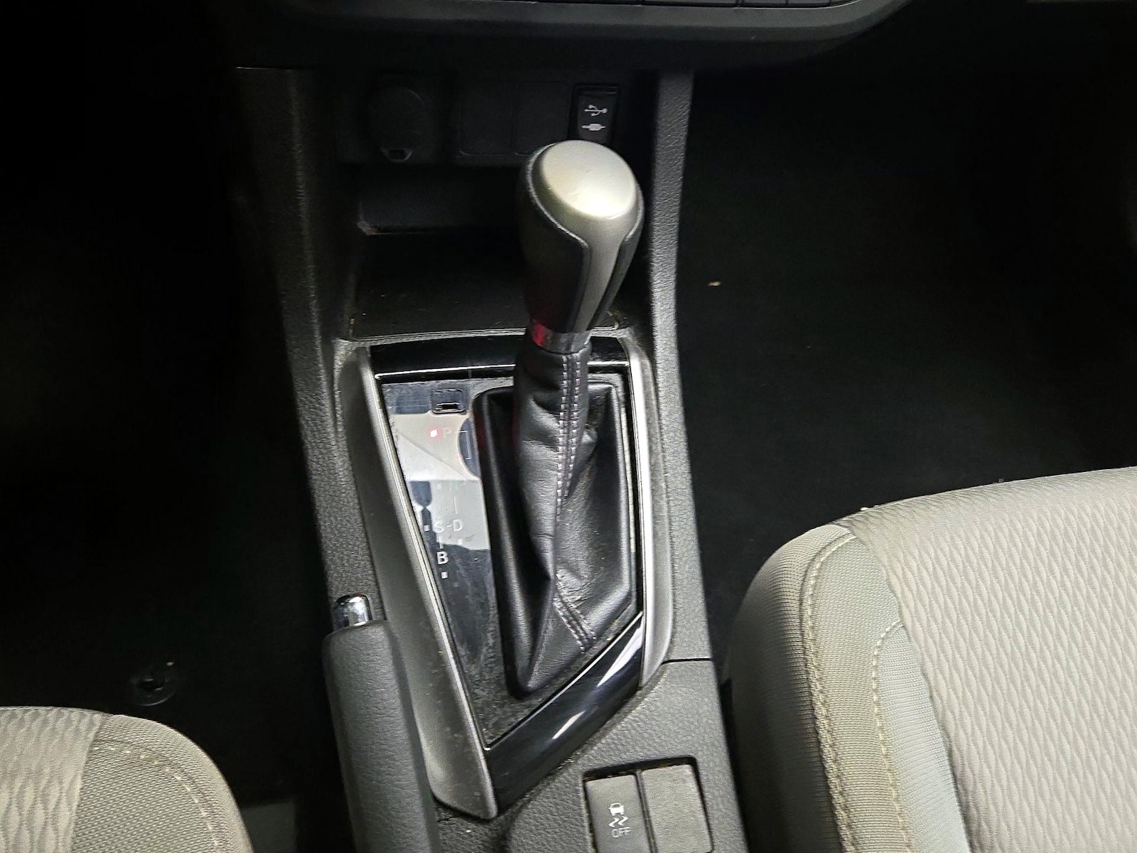 2015 Toyota Corolla LE - Photo 18