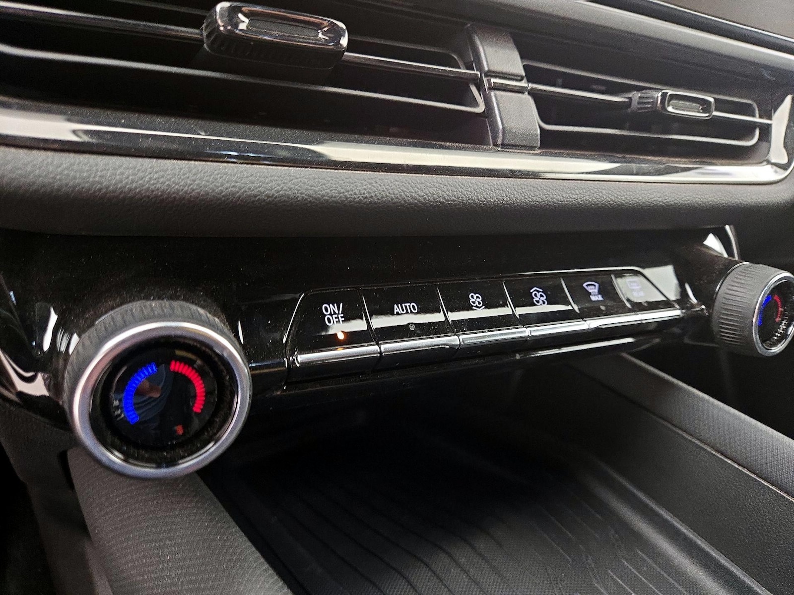 2024 Chevrolet Equinox EV RS - Photo 17