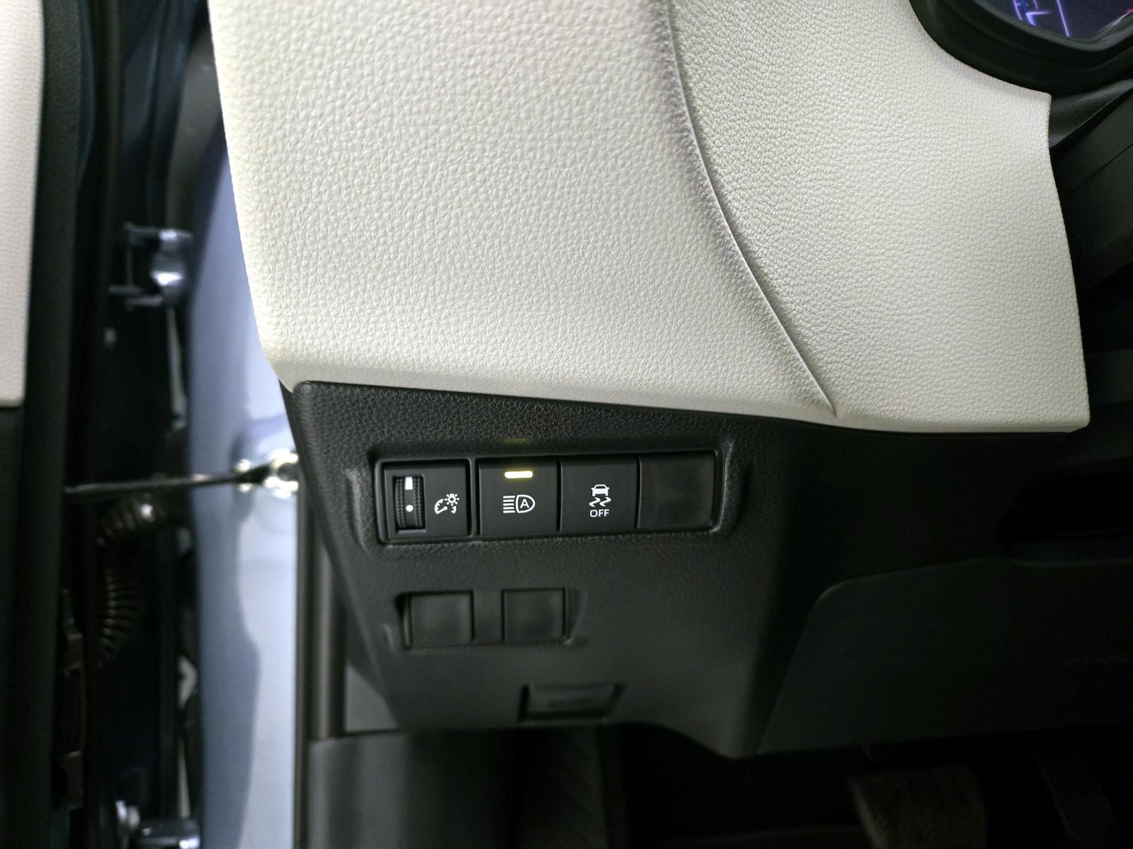 2026 Toyota Corolla Cross L - Photo 14