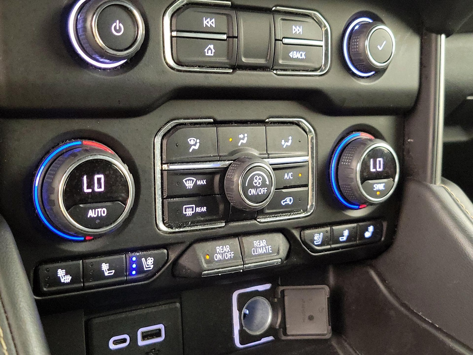 2022 Chevrolet Suburban Premier - Photo 17