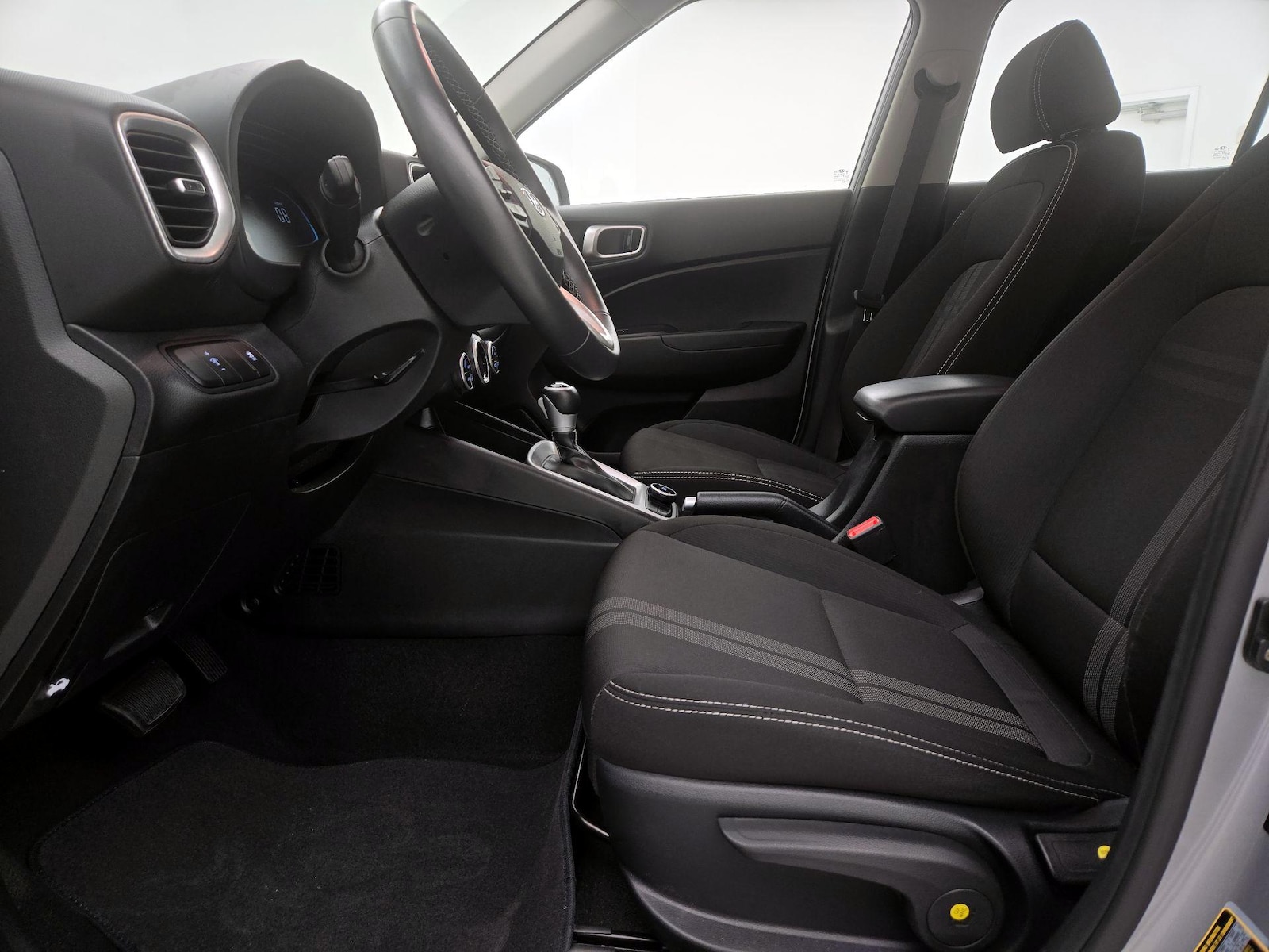 2025 Hyundai Venue SEL - Photo 12