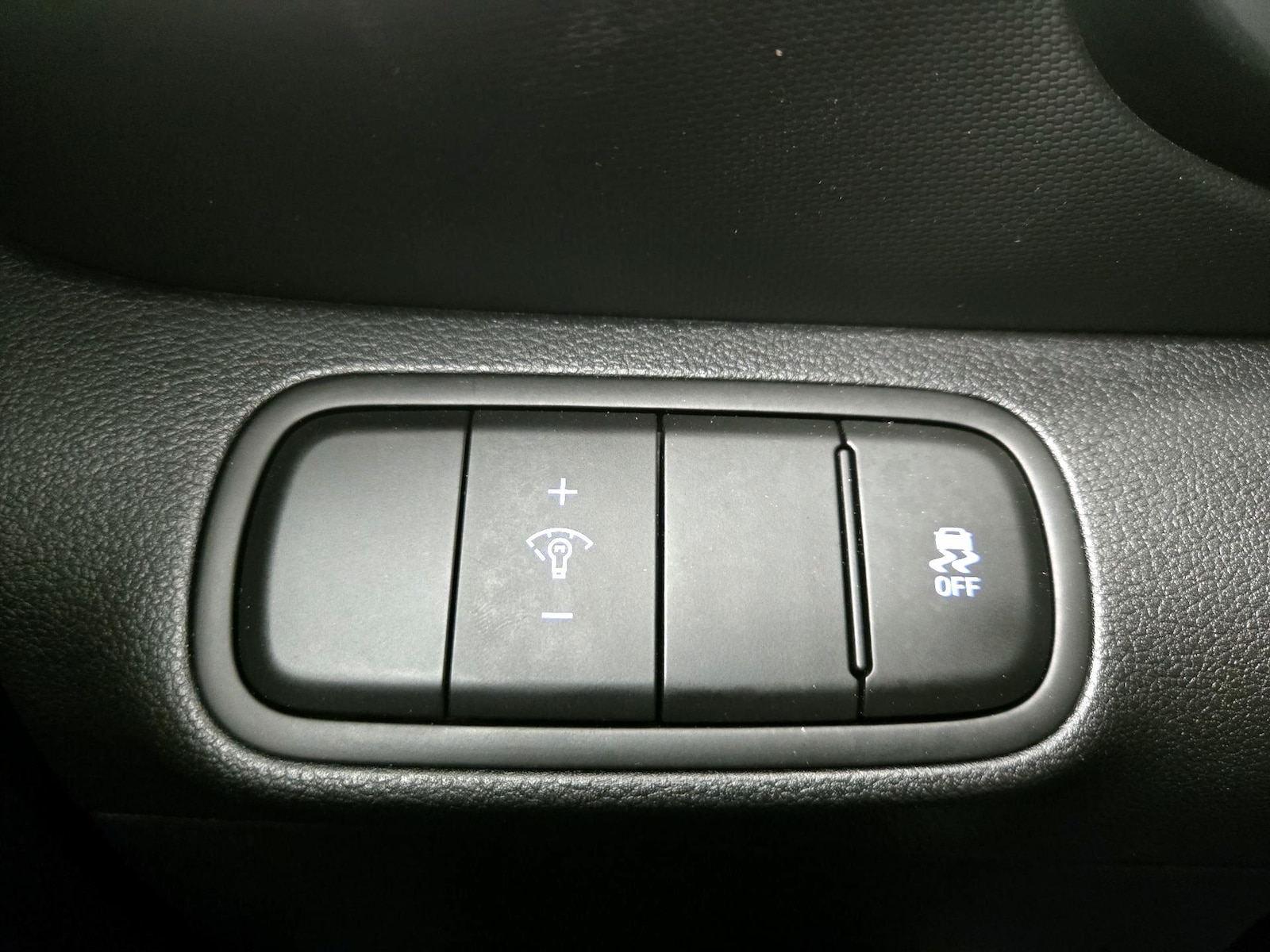 2025 Hyundai Venue SEL - Photo 14