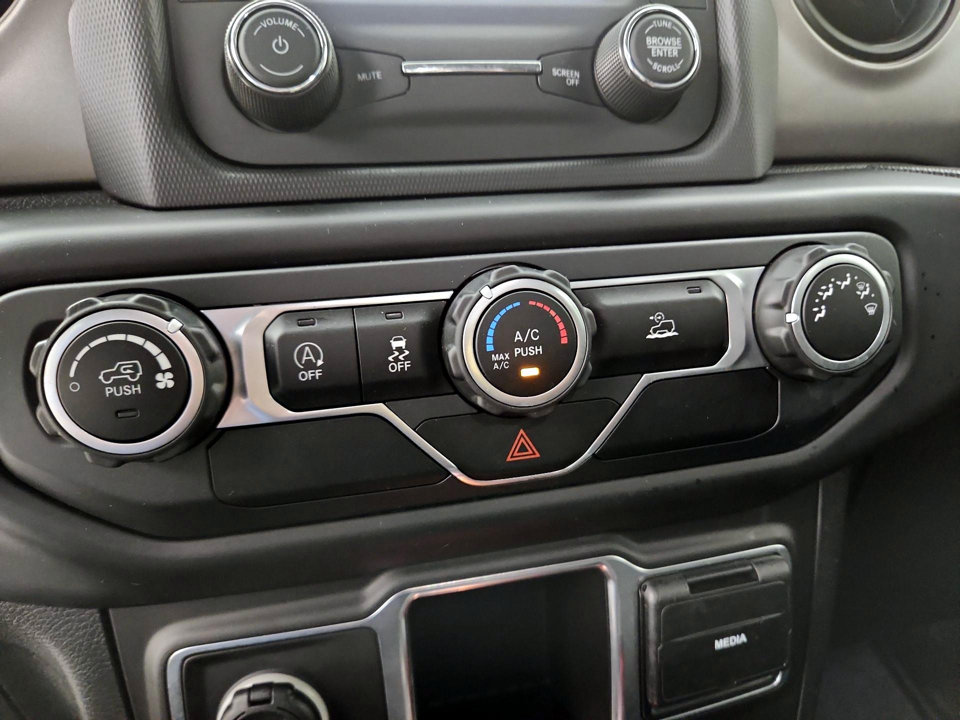 Thumbnail: 2021 Jeep Gladiator - 16