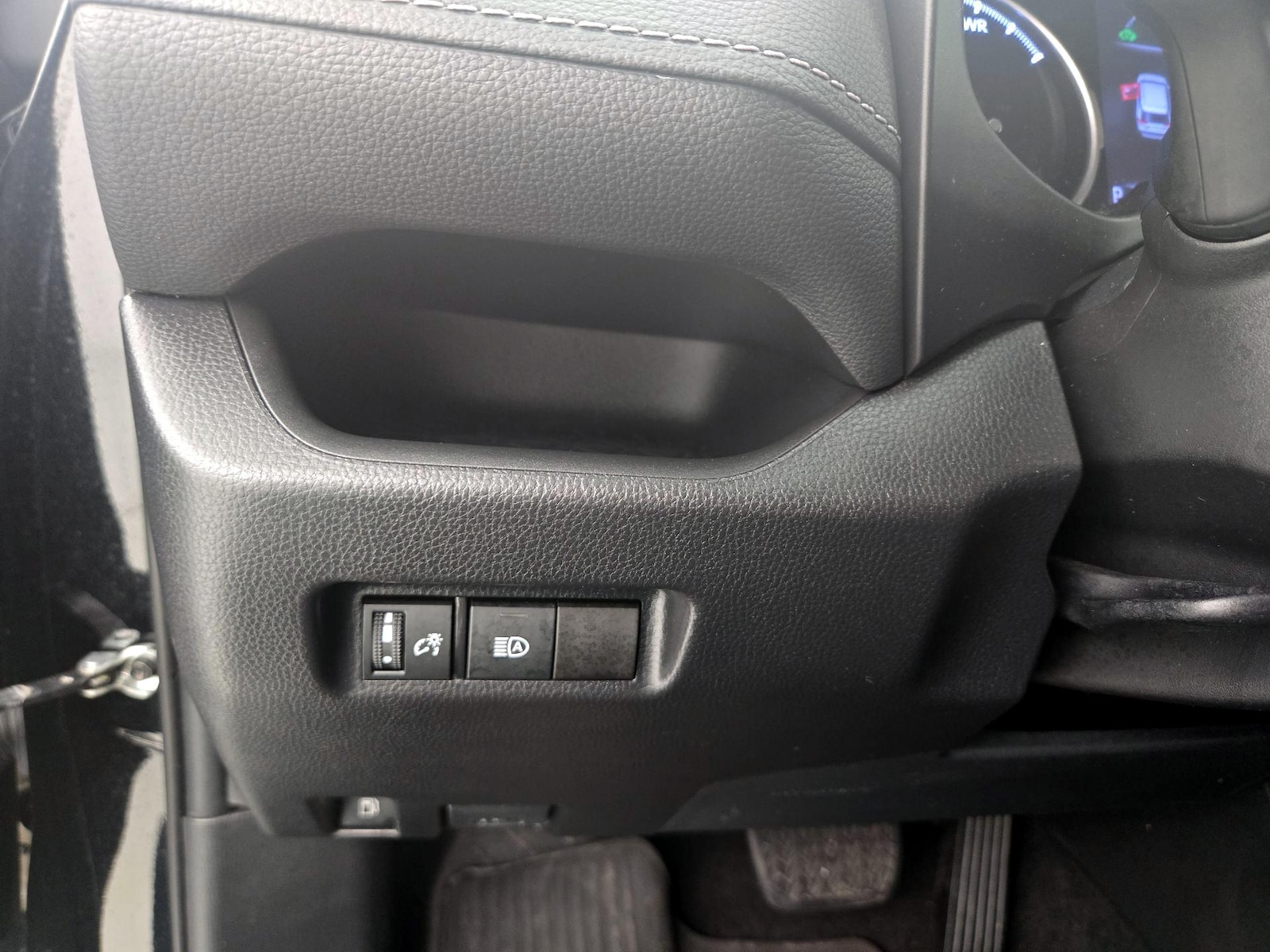 2021 Toyota RAV4 LE - Photo 14