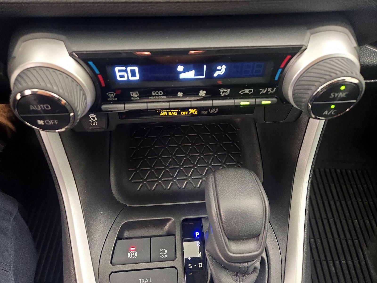 2021 Toyota RAV4 LE - Photo 17