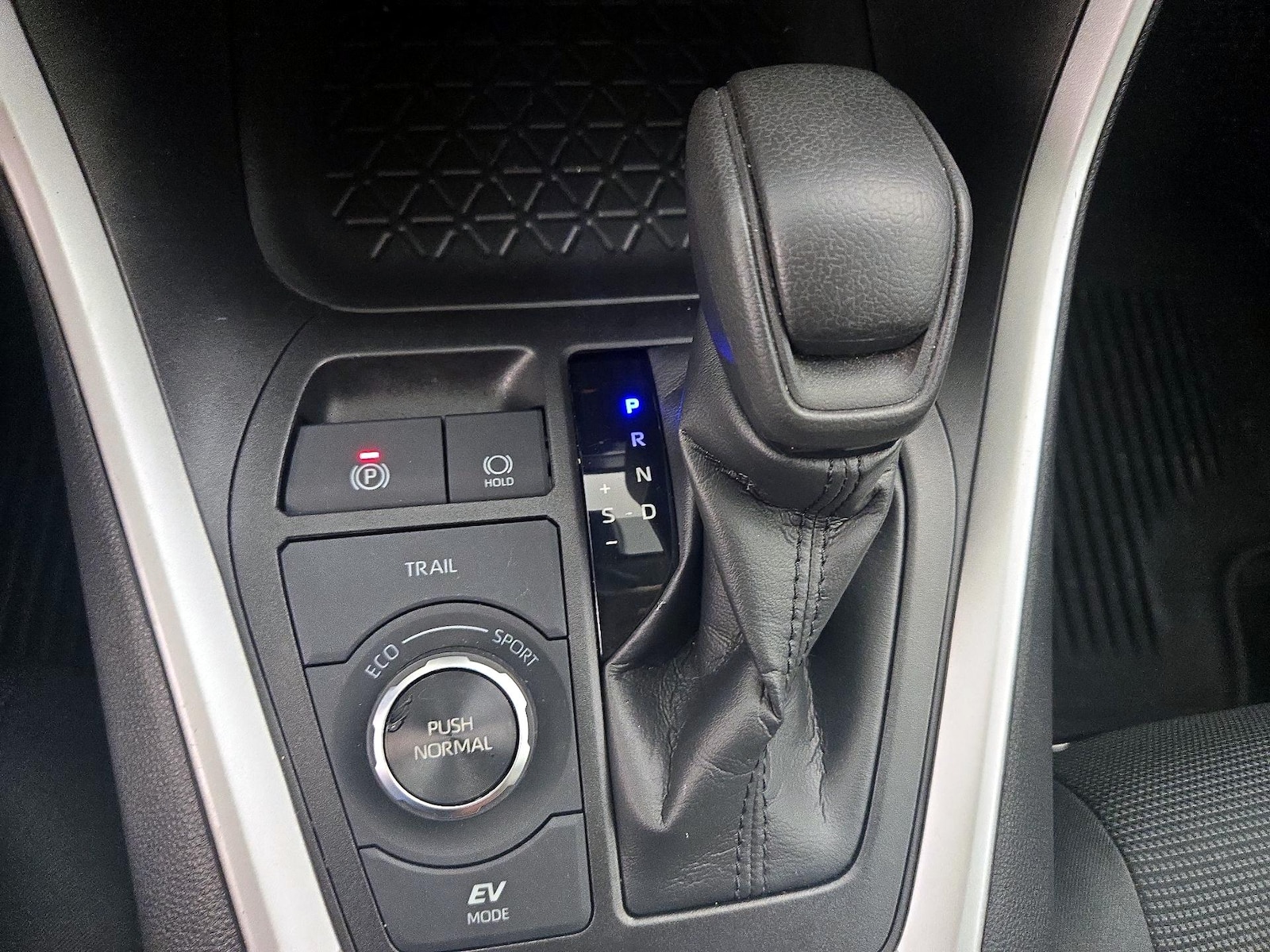 2021 Toyota RAV4 LE - Photo 18