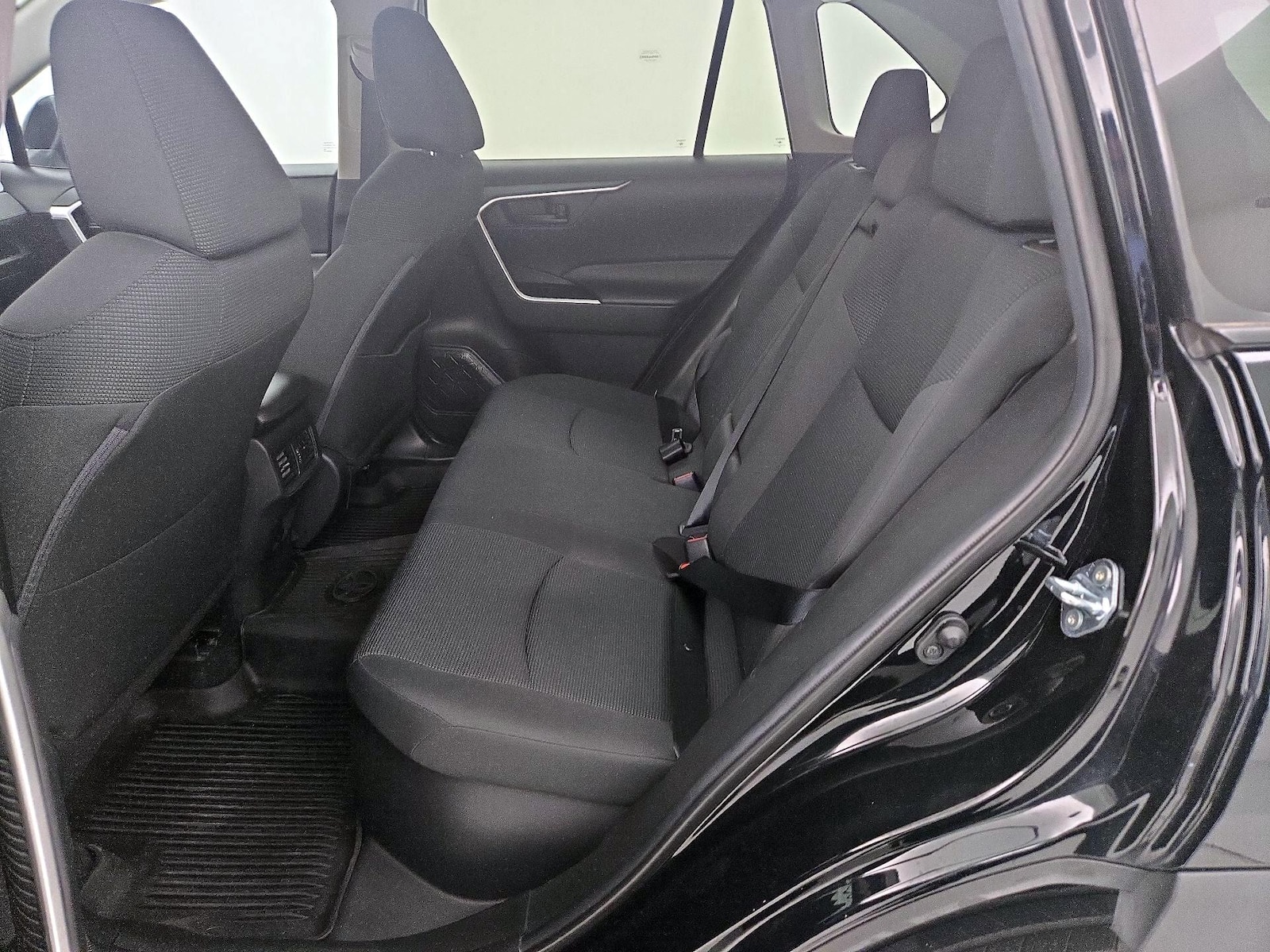2021 Toyota RAV4 LE - Photo 20