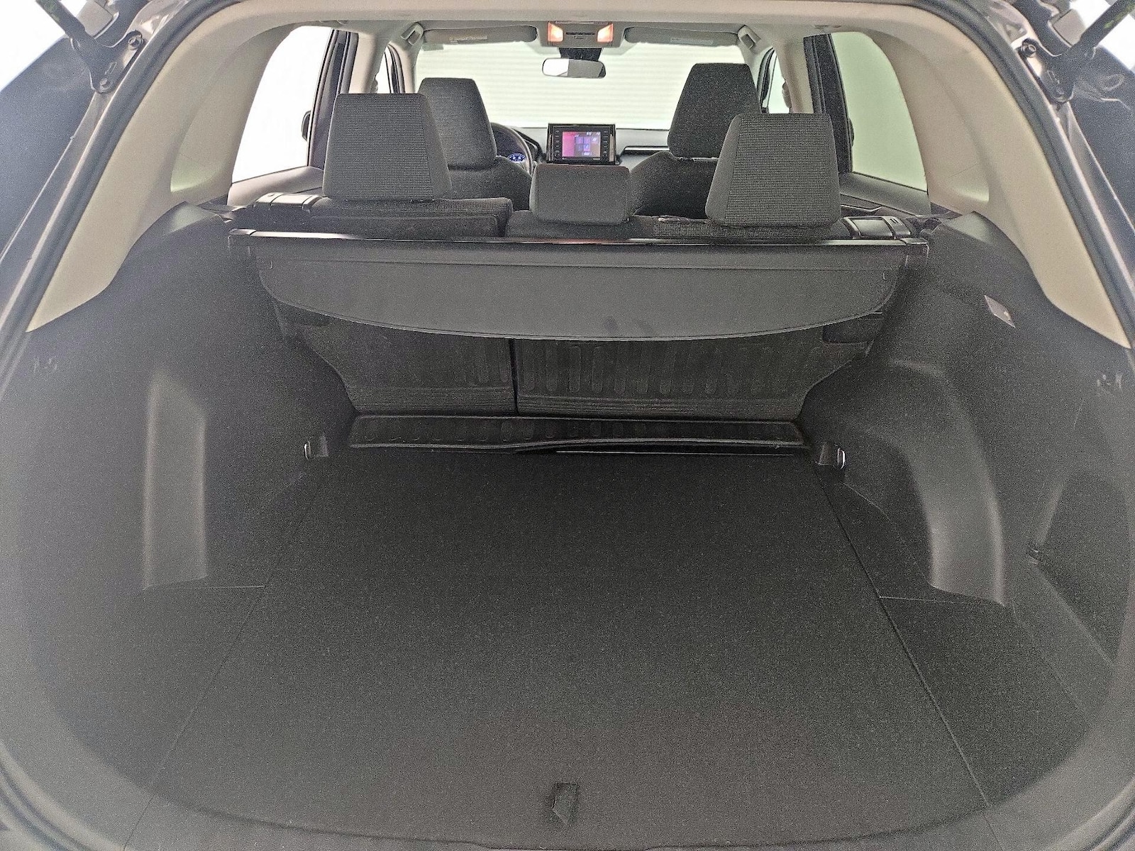 2021 Toyota RAV4 LE - Photo 21