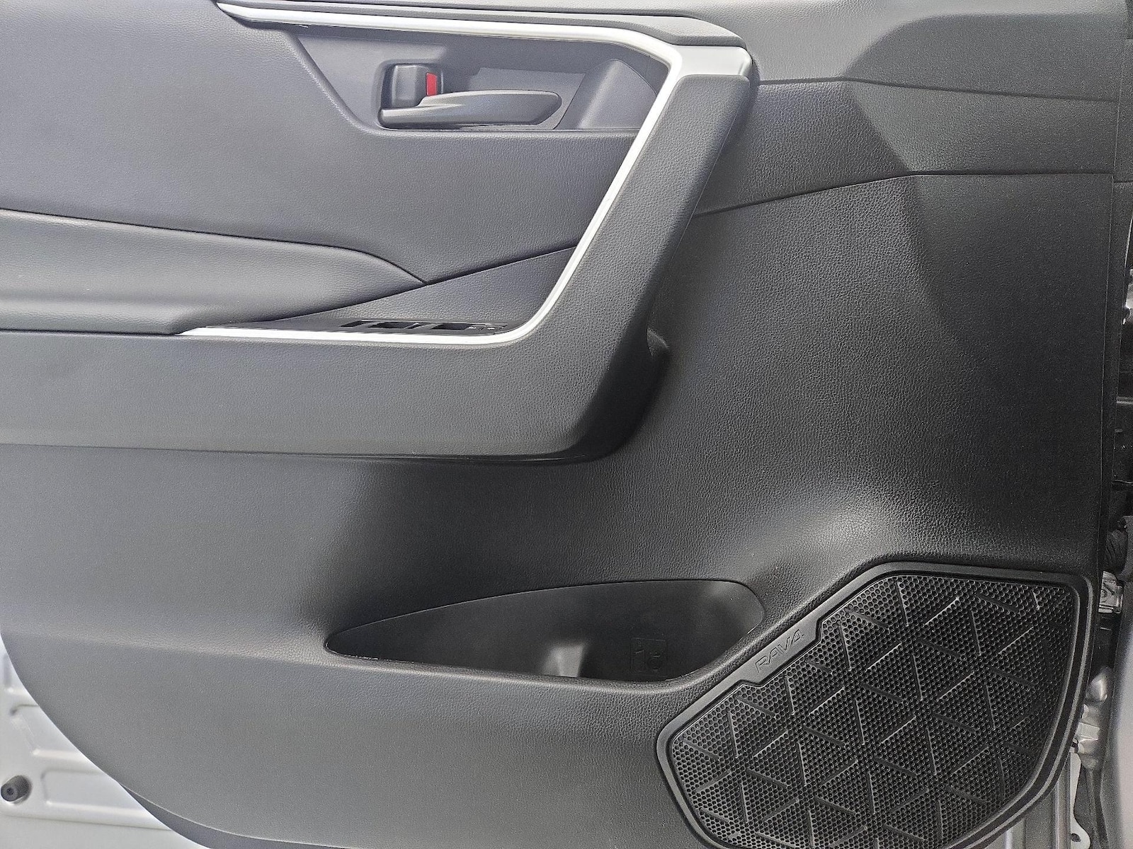 2024 Toyota RAV4 LE - Photo 13