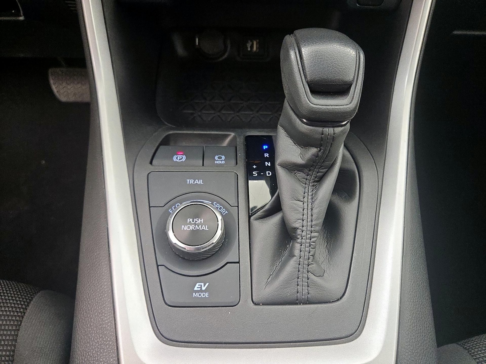 2024 Toyota RAV4 LE - Photo 19