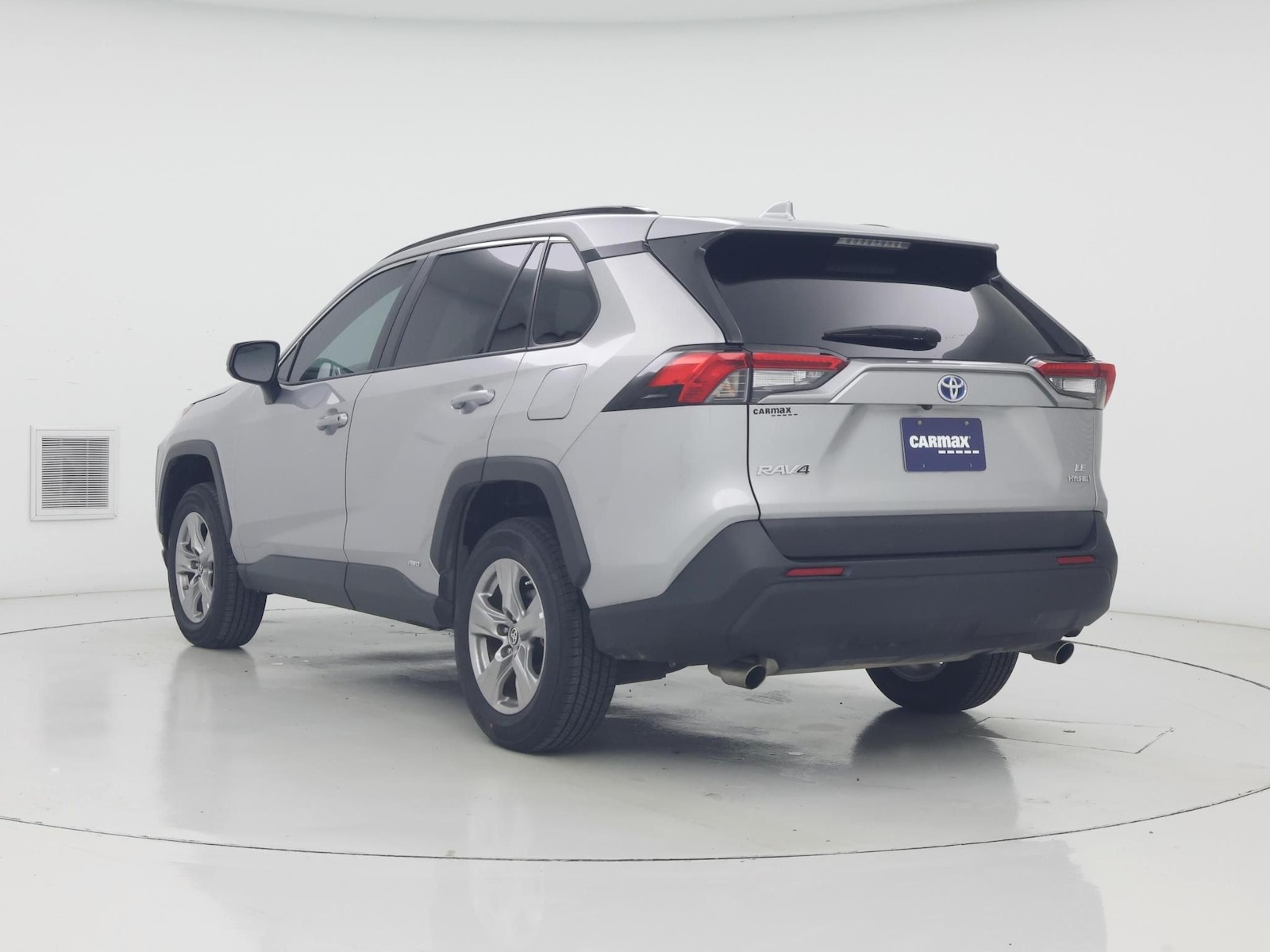 2024 Toyota RAV4 LE - Photo 3