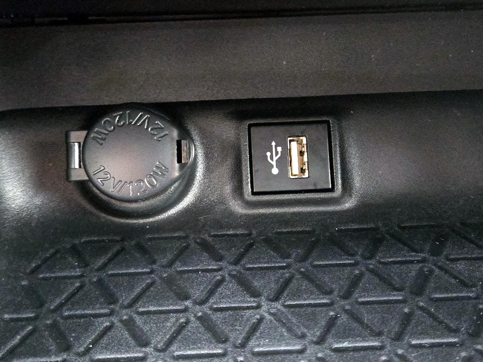 2024 Toyota RAV4 LE - Photo 20