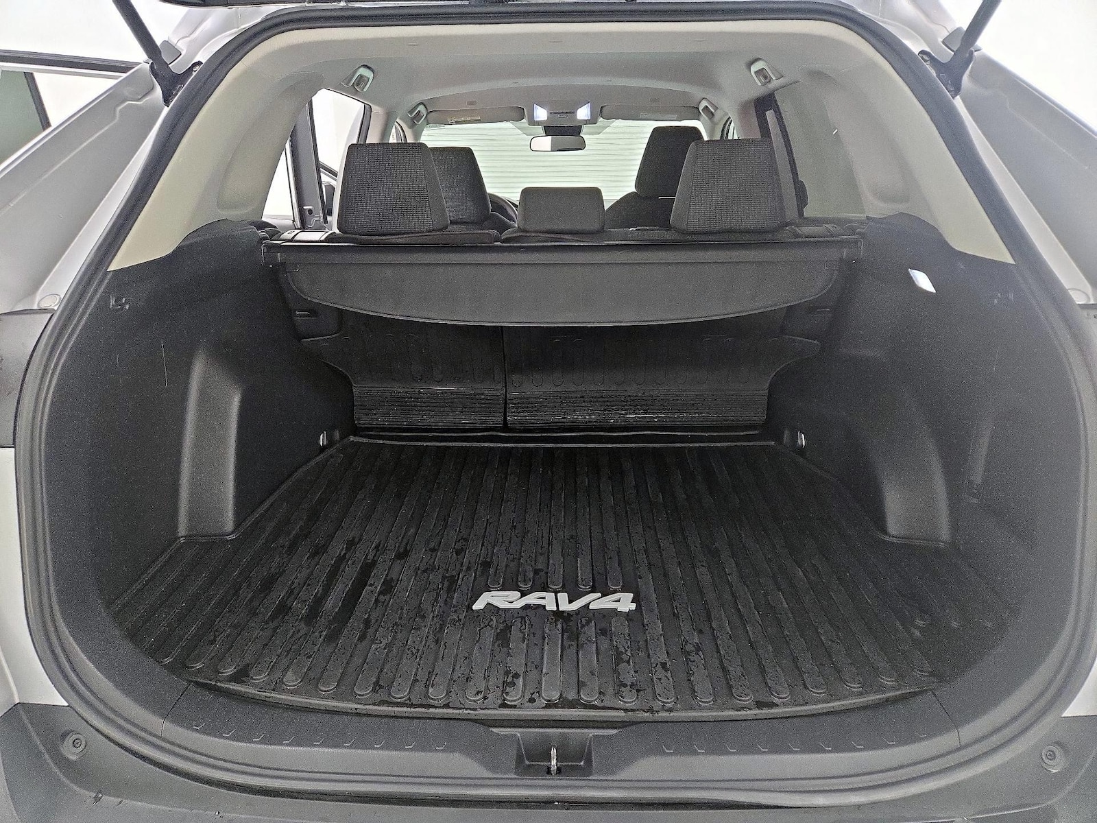 2024 Toyota RAV4 LE - Photo 22