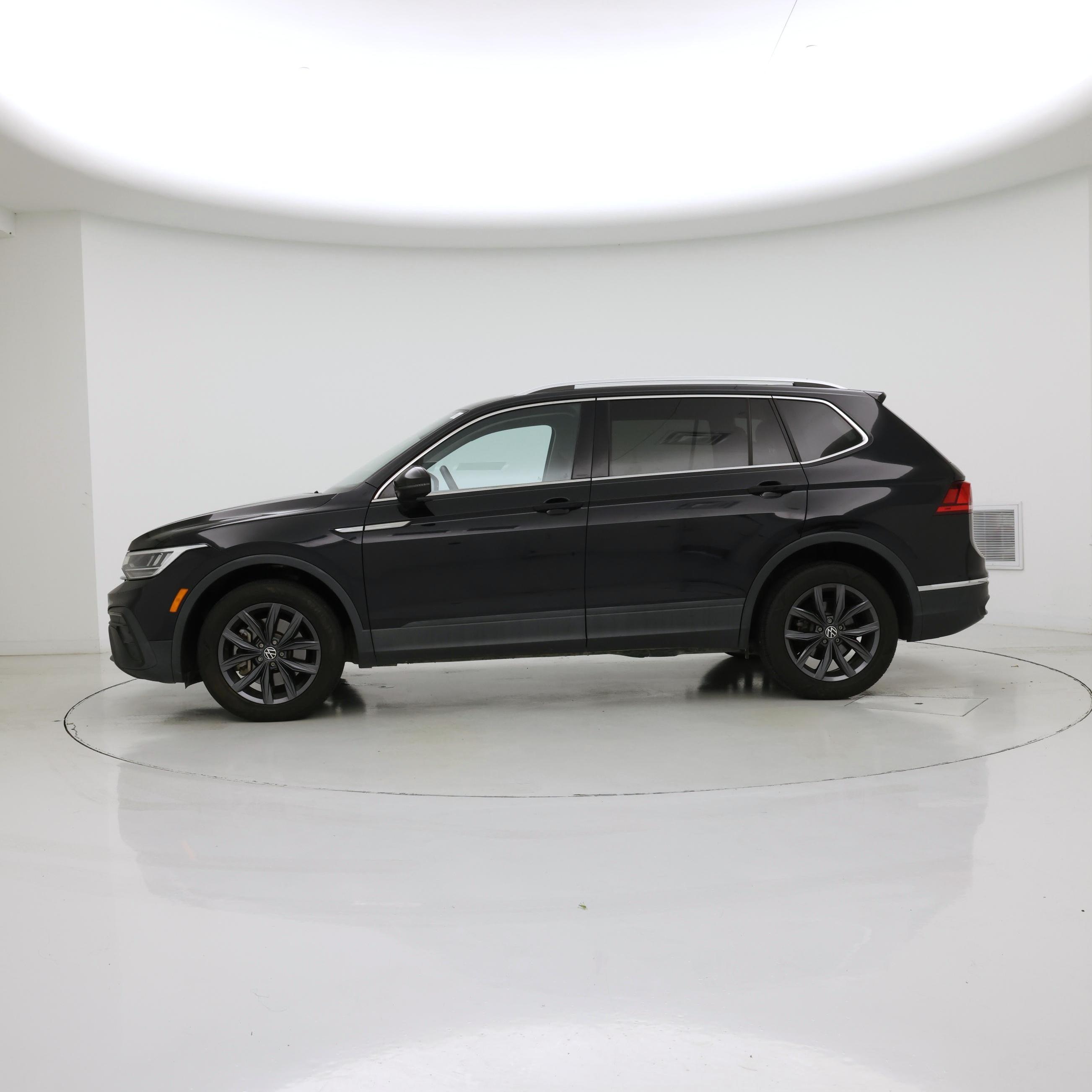 Thumbnail: 2022 Volkswagen Tiguan - 3