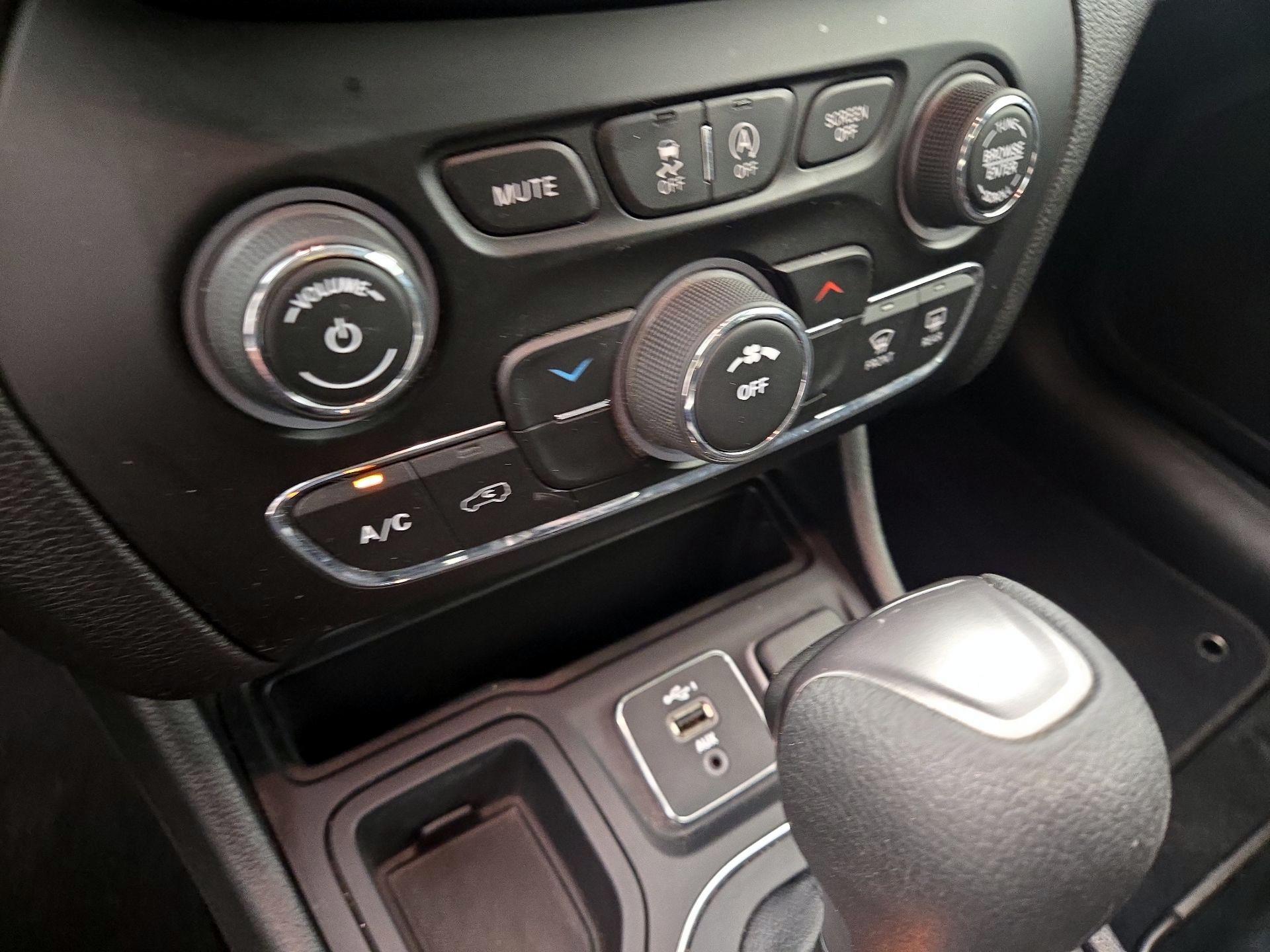 Thumbnail: 2021 Jeep Cherokee - 16