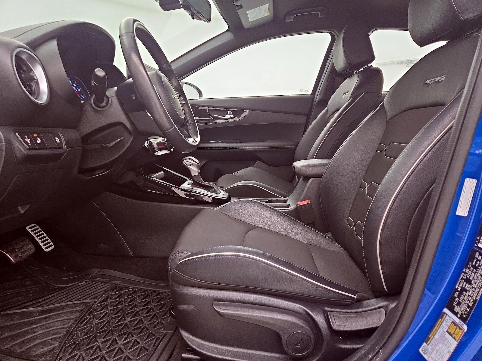 2024 Kia Forte GT-Line - Photo 12