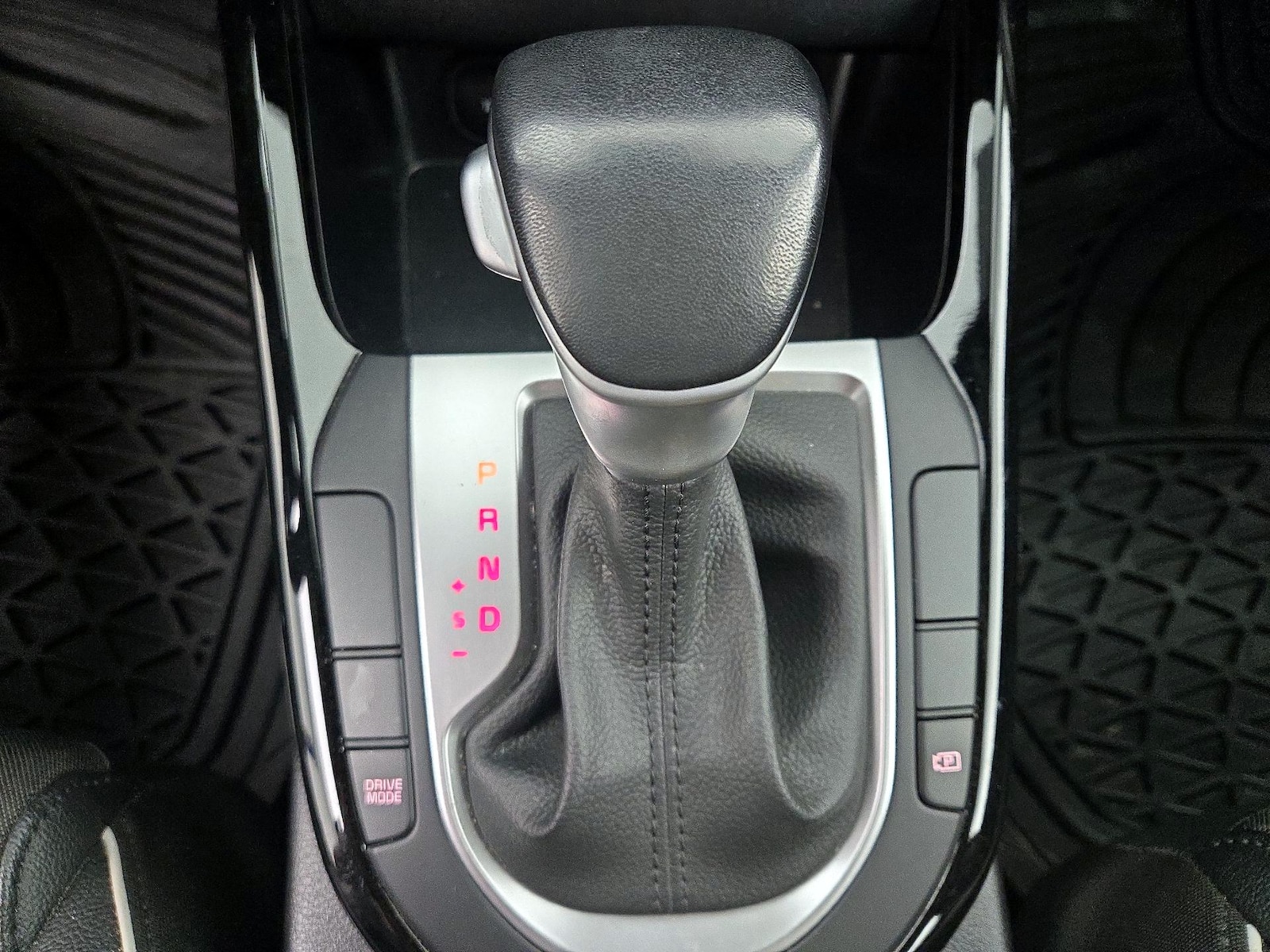 2024 Kia Forte GT-Line - Photo 19