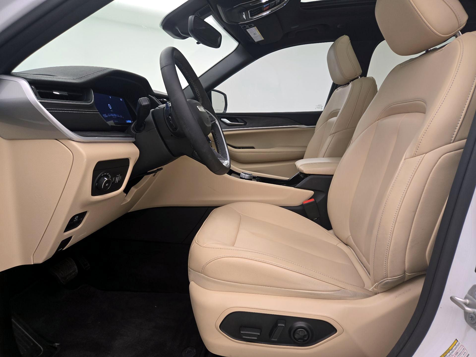 Thumbnail: 2023 Jeep Grand Cherokee - 11