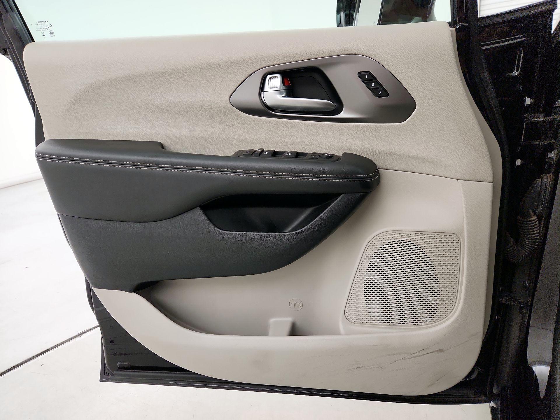 Thumbnail: 2024 Chrysler Pacifica - 12