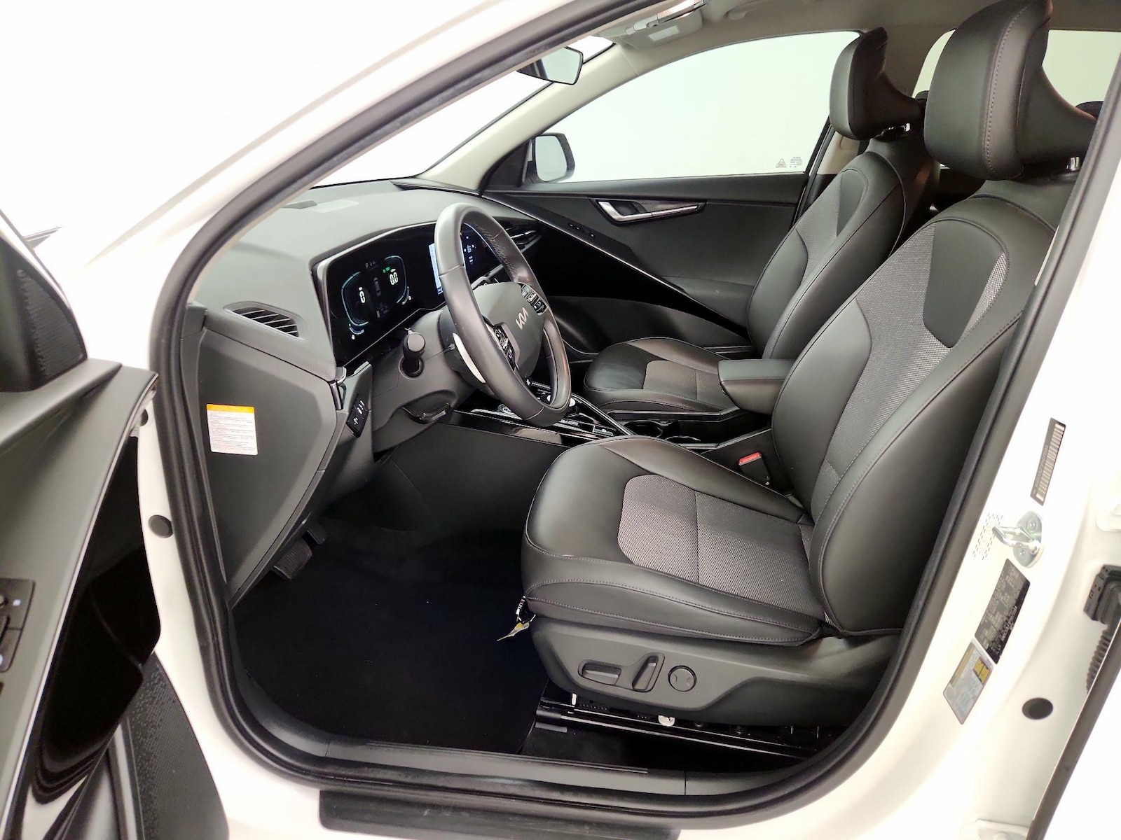 2023 Kia Niro EX - Photo 12