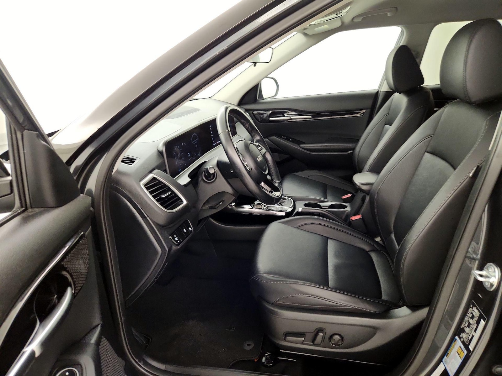 2025 Kia Seltos EX - Photo 12