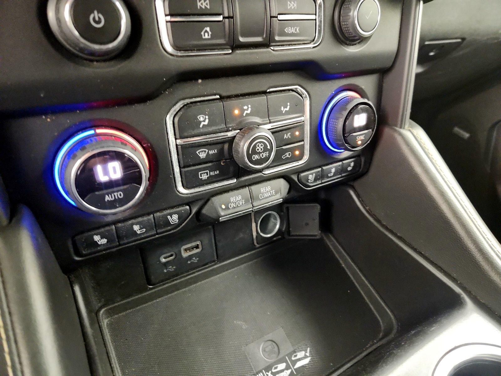 2022 Chevrolet Suburban Premier - Photo 17