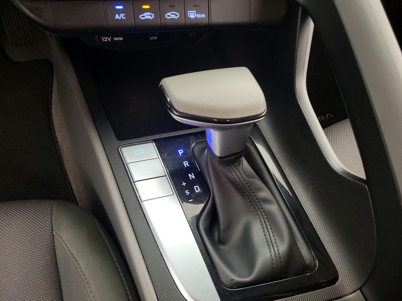 2025 Hyundai Elantra SE - Photo 18