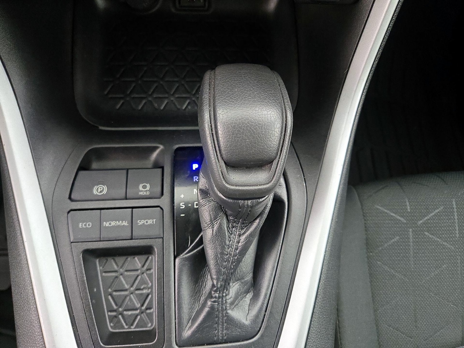 2021 Toyota RAV4 XLE - Photo 18
