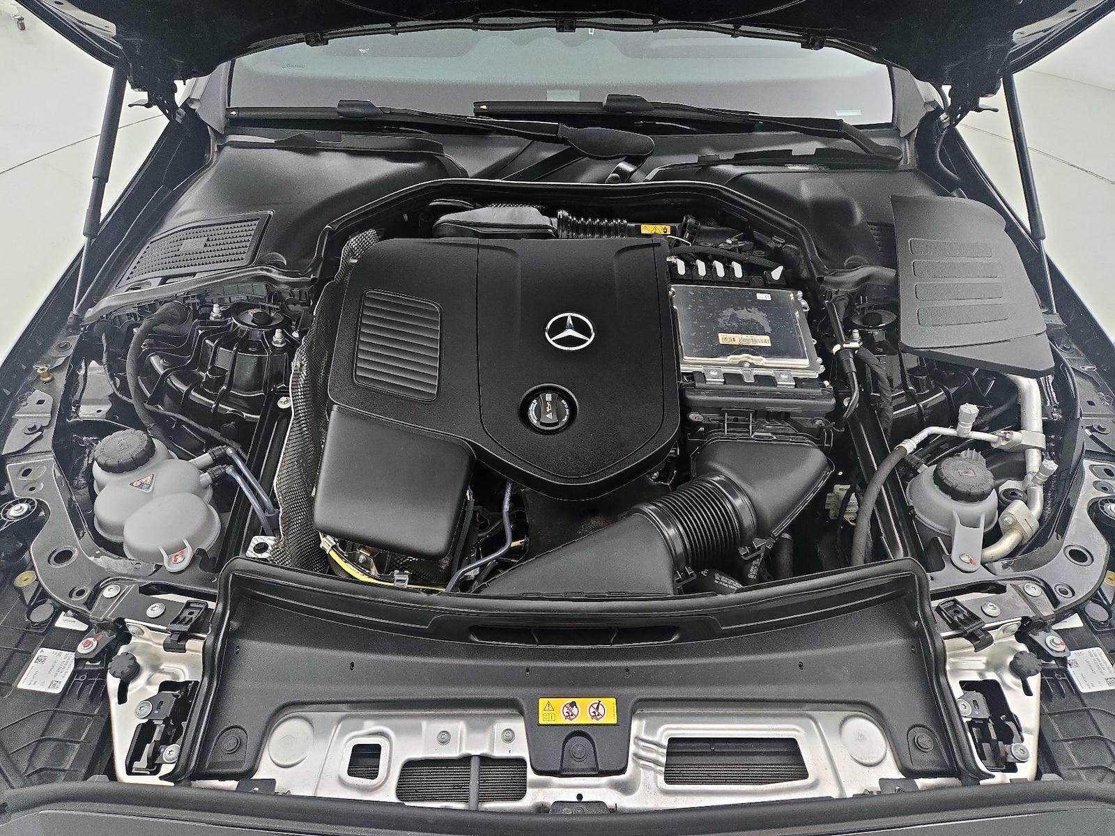 2025 Mercedes-Benz C-Class Sedan C 300 - Photo 24