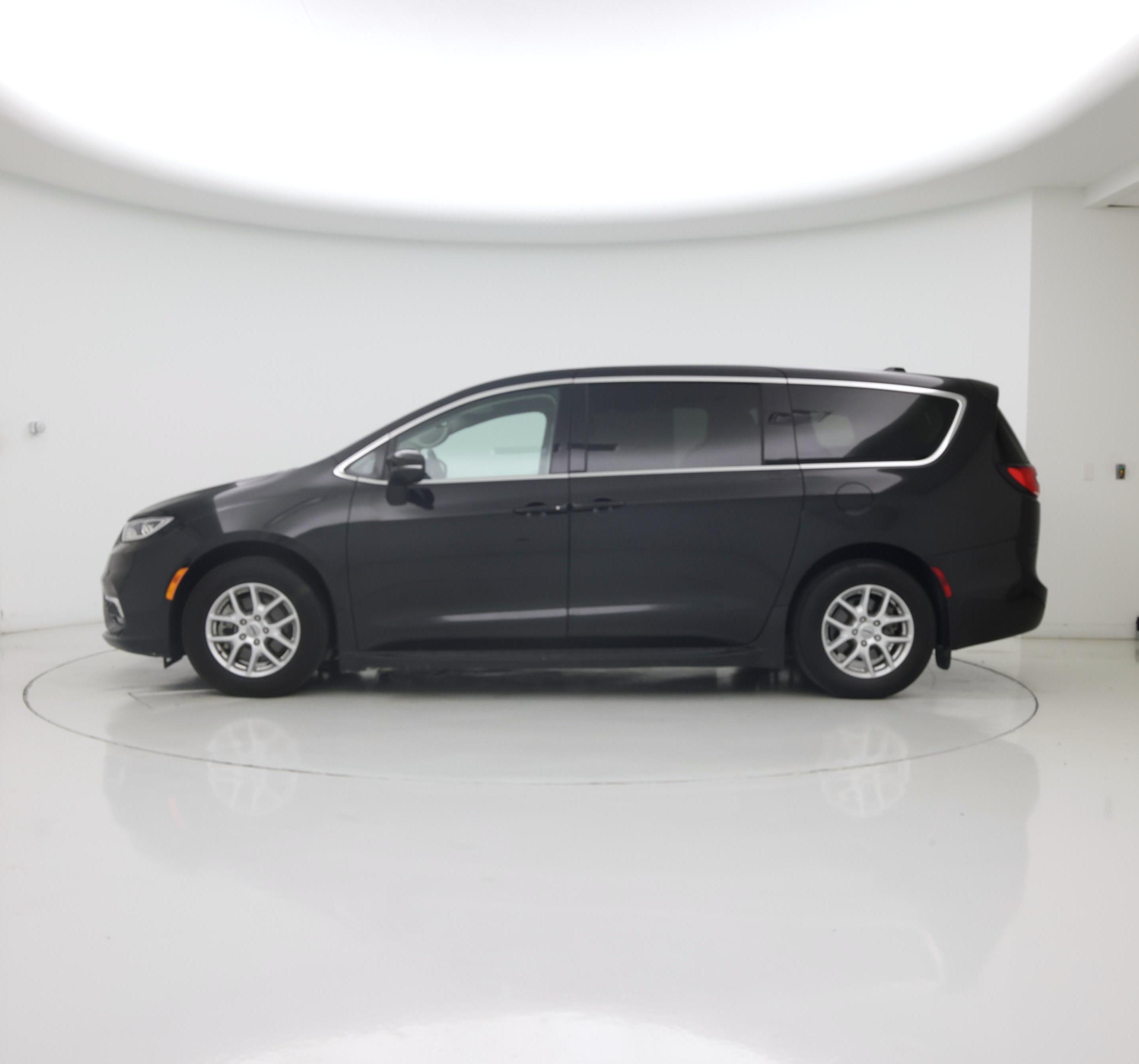 Thumbnail: 2023 Chrysler Pacifica - 3