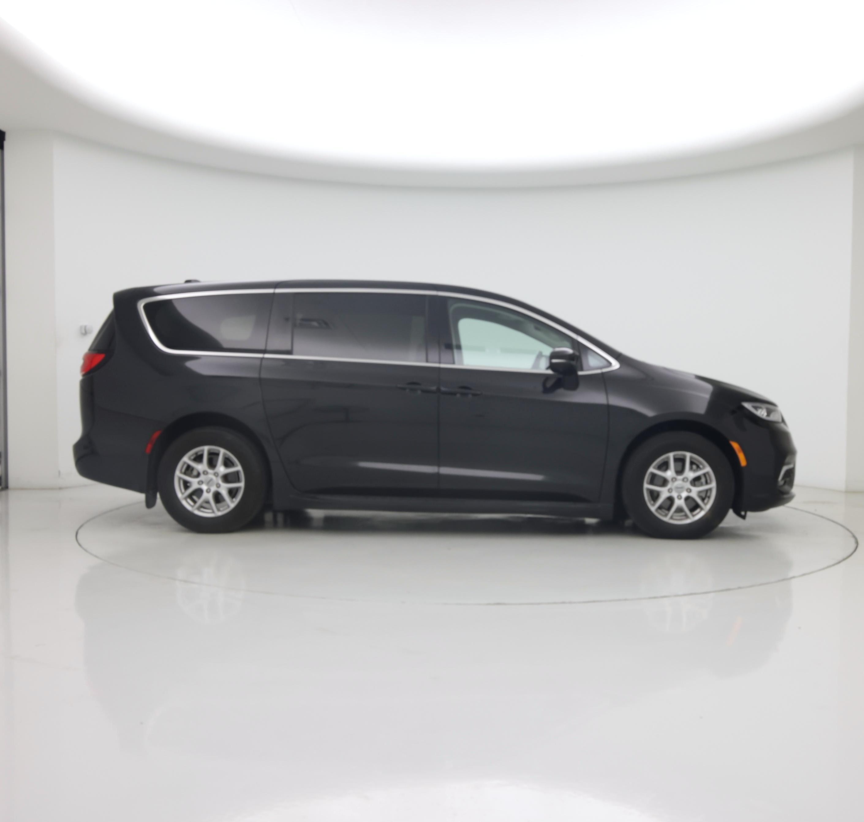 Thumbnail: 2023 Chrysler Pacifica - 7