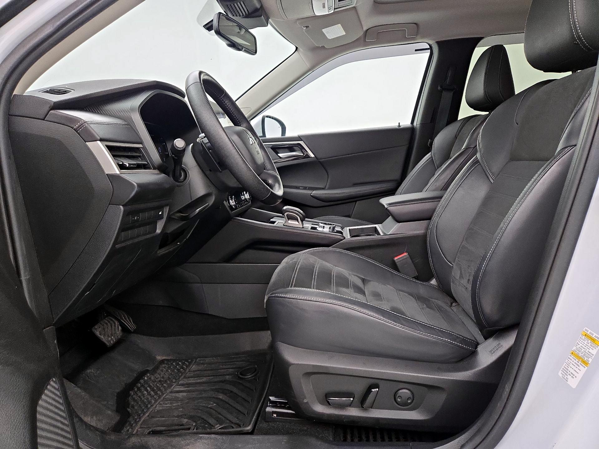 Thumbnail: 2023 Mitsubishi Outlander - 11