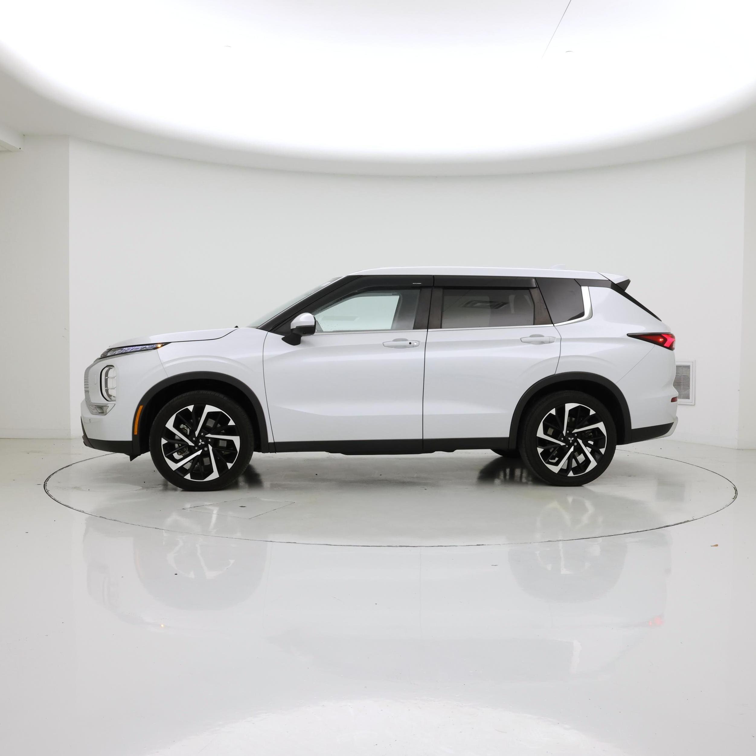 Thumbnail: 2023 Mitsubishi Outlander - 3