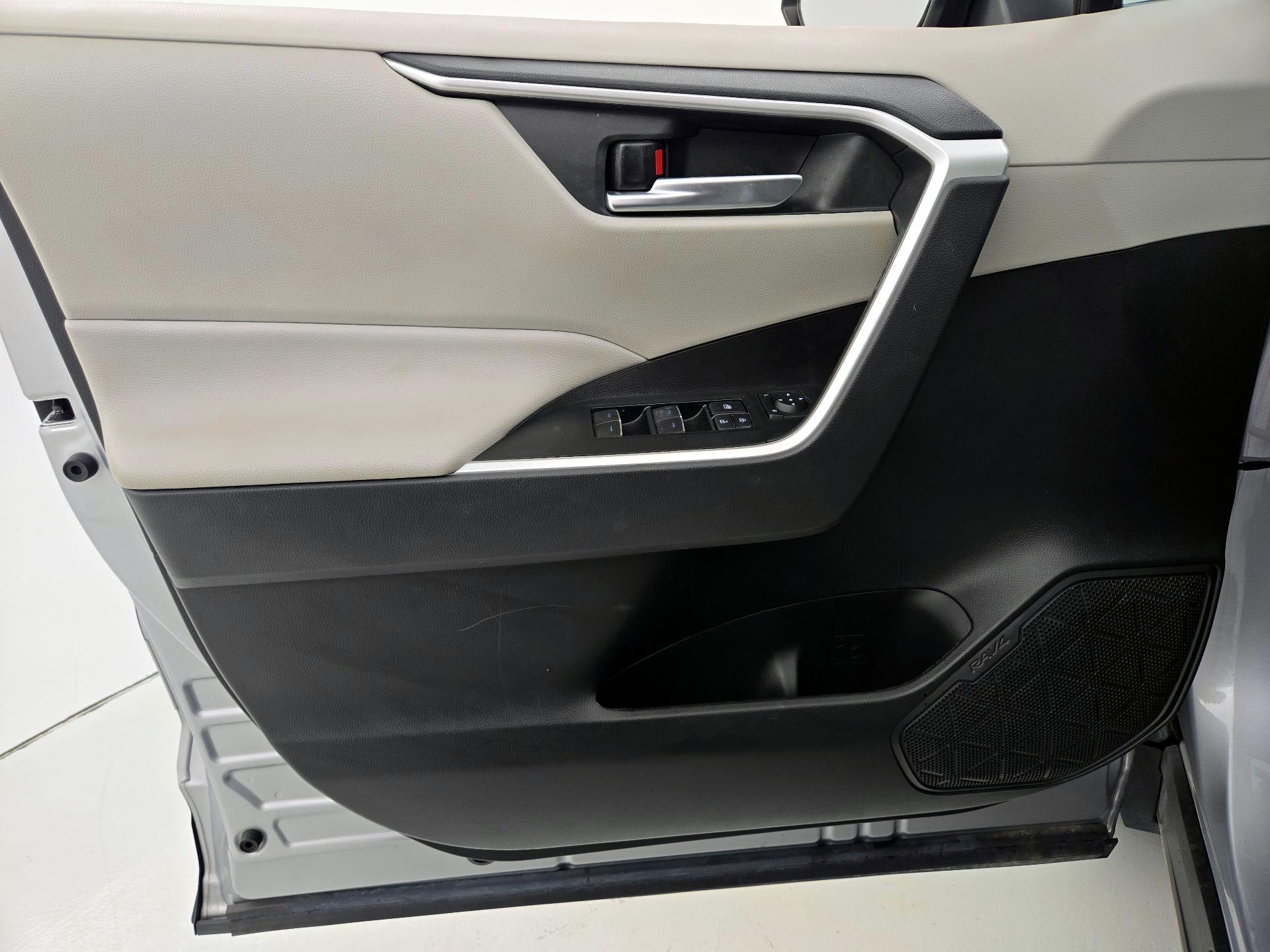 Thumbnail: 2022 Toyota RAV4 - 10