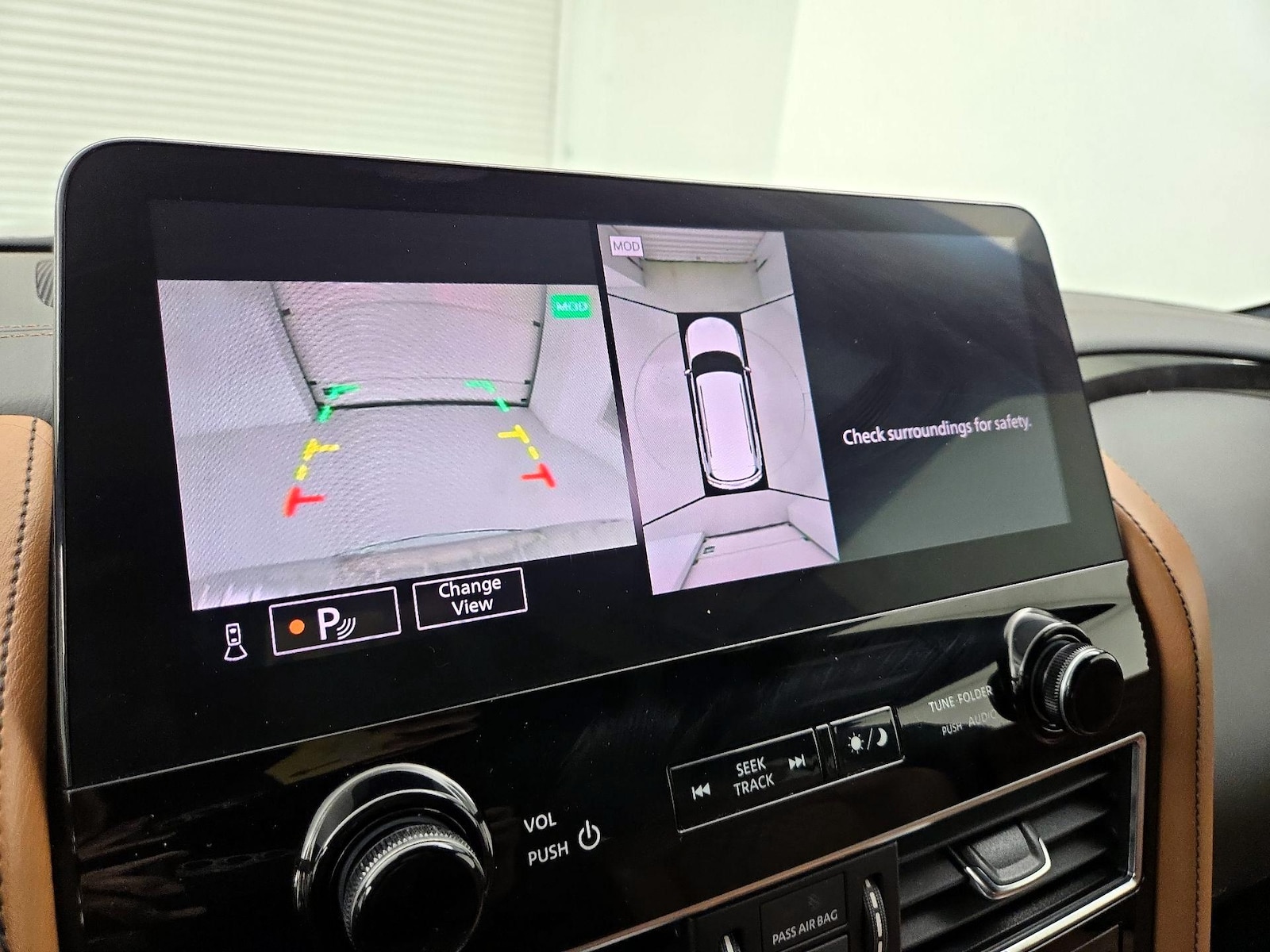 2023 INFINITI QX80 Sensory 4WD - Photo 16