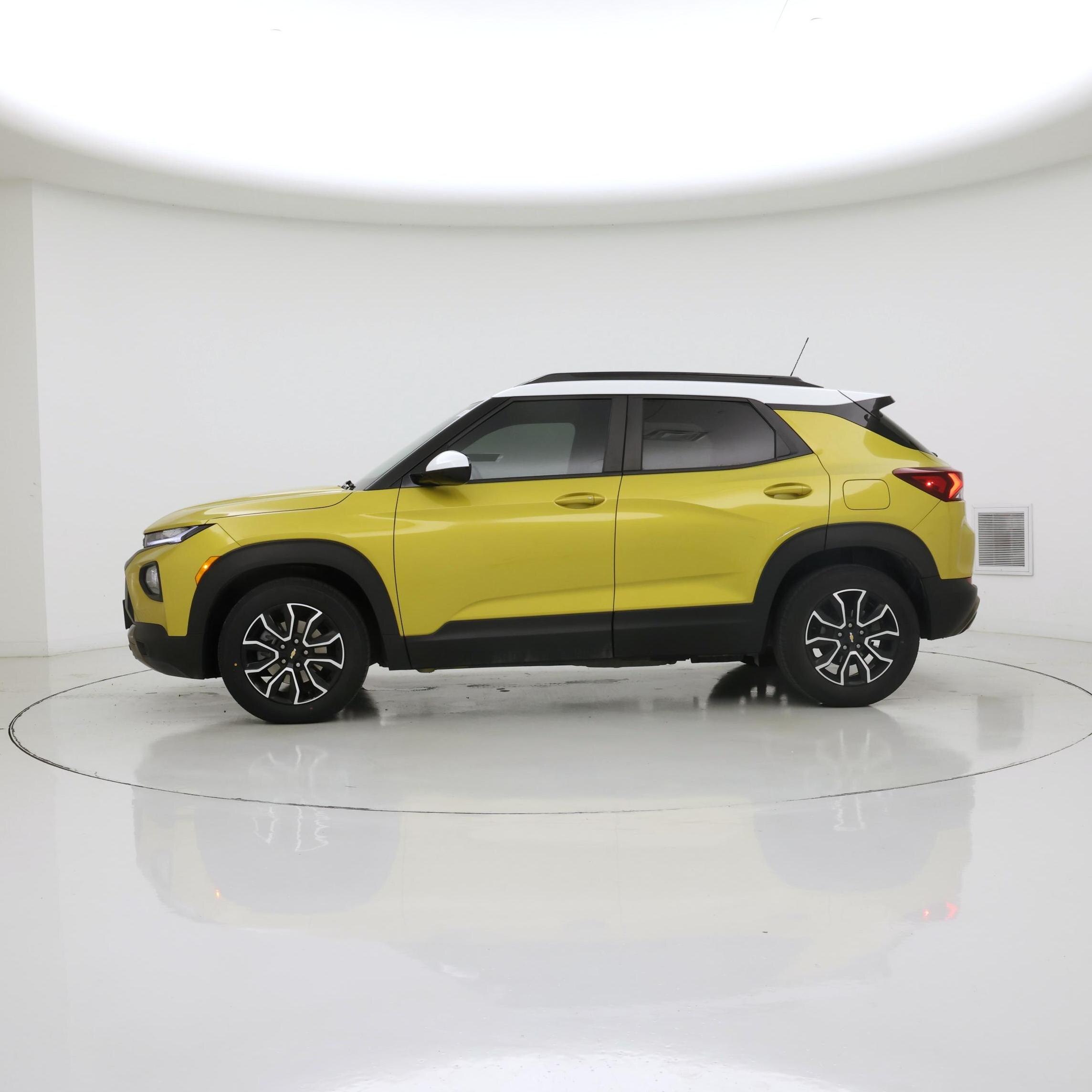 Thumbnail: 2023 Chevrolet TrailBlazer - 3