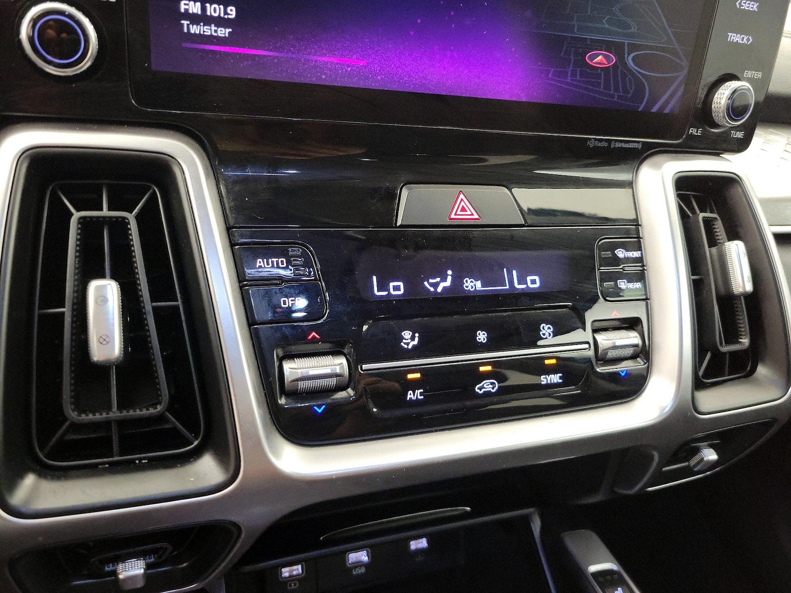 2022 Kia Sorento S - Photo 17