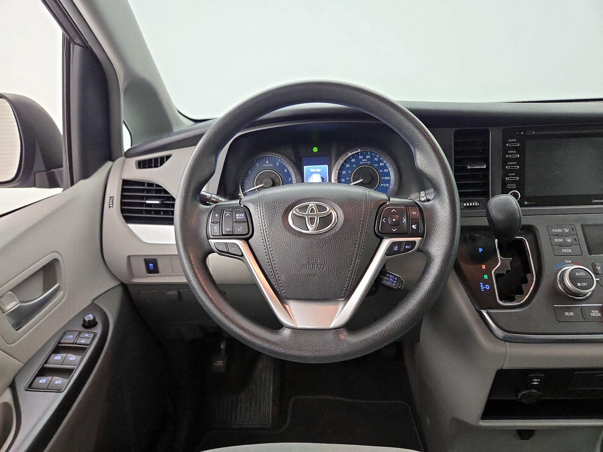 Thumbnail: 2019 Toyota Sienna - 10