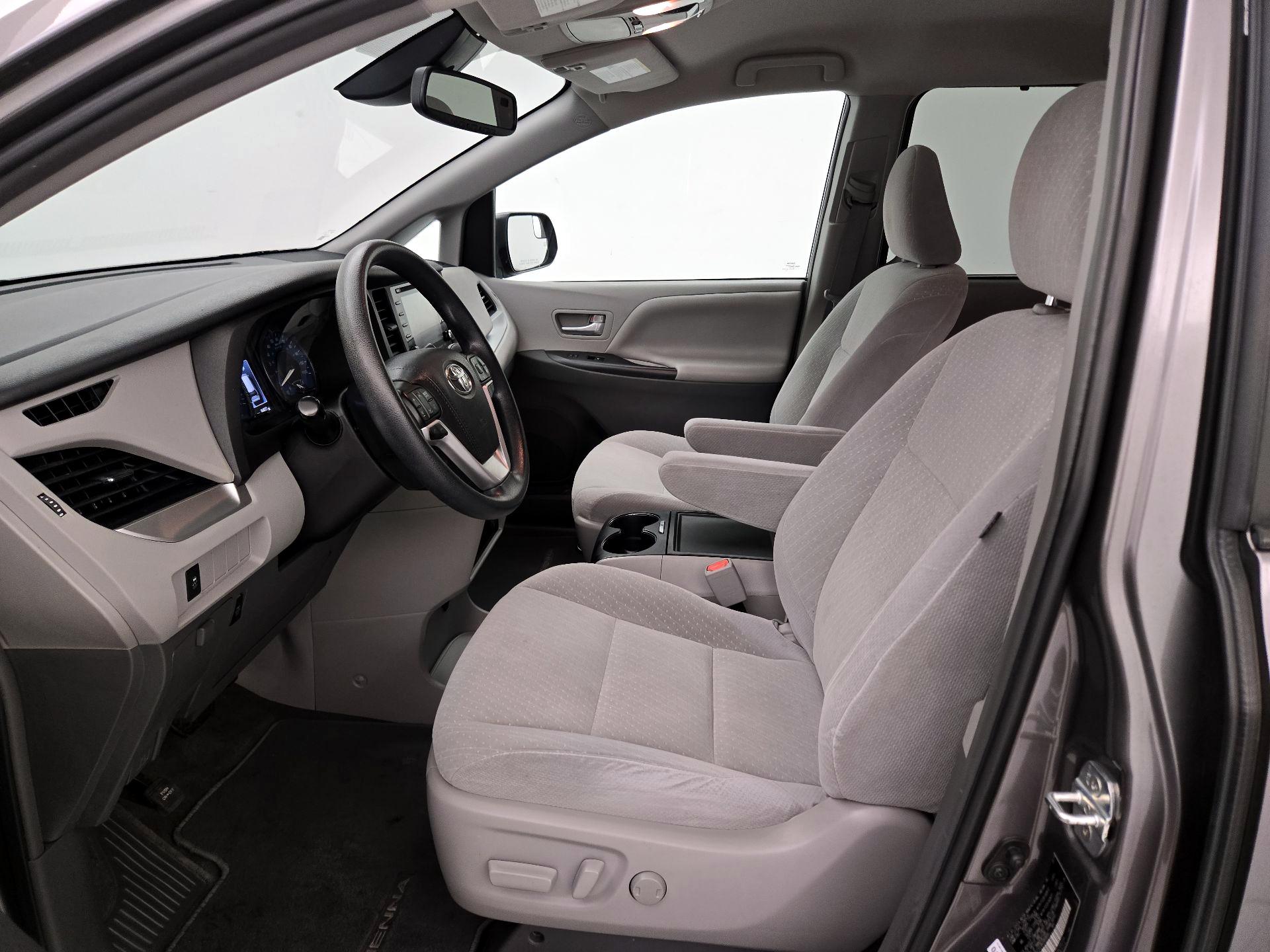 Thumbnail: 2019 Toyota Sienna - 11