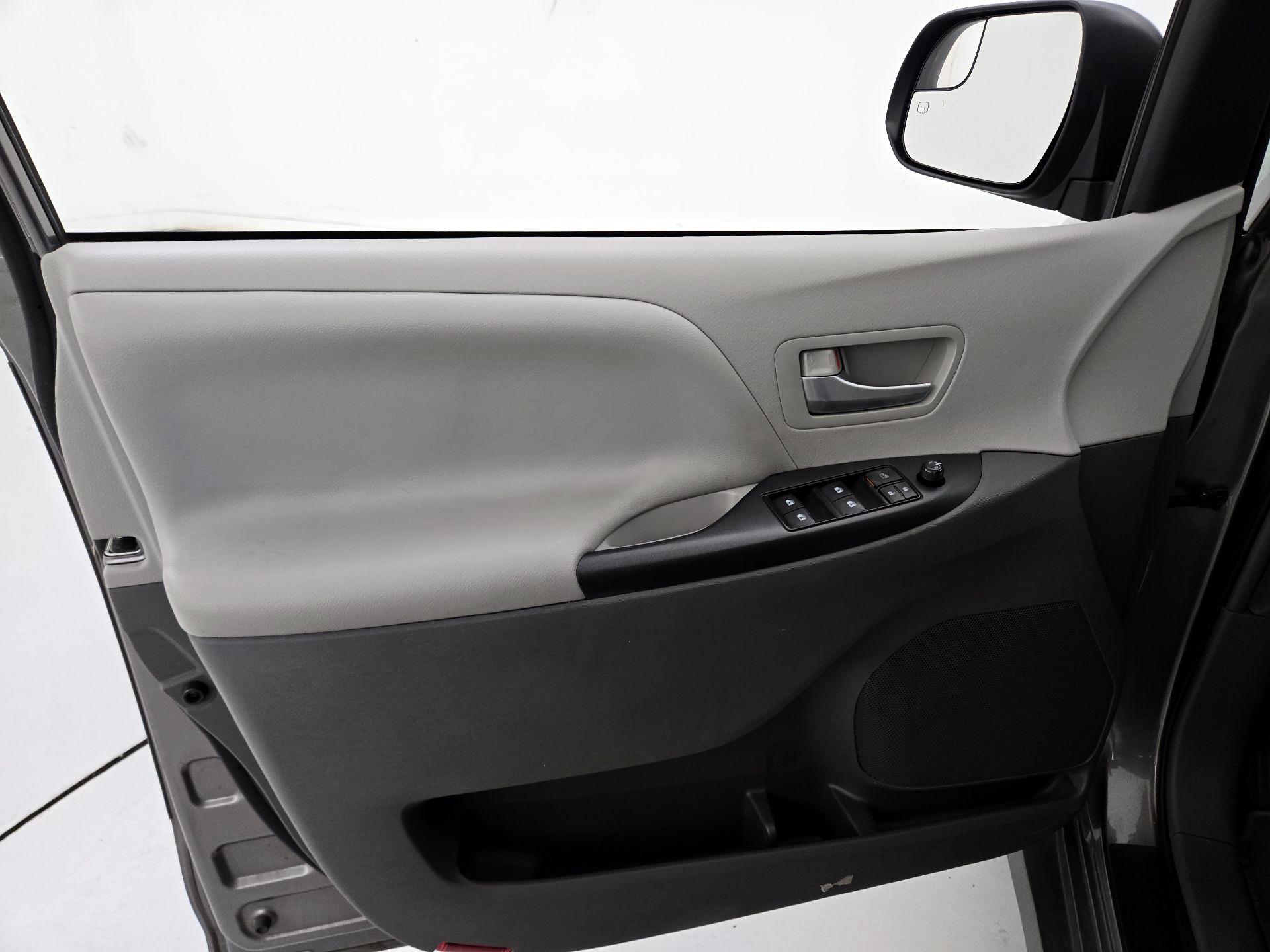 Thumbnail: 2019 Toyota Sienna - 12