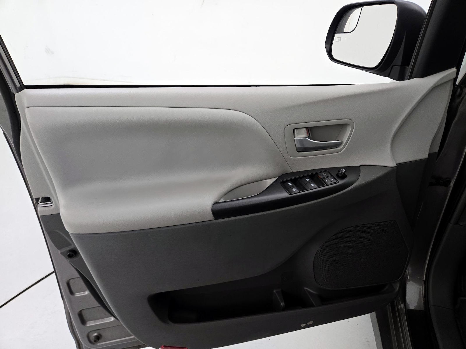 2019 Toyota Sienna LE - Photo 13