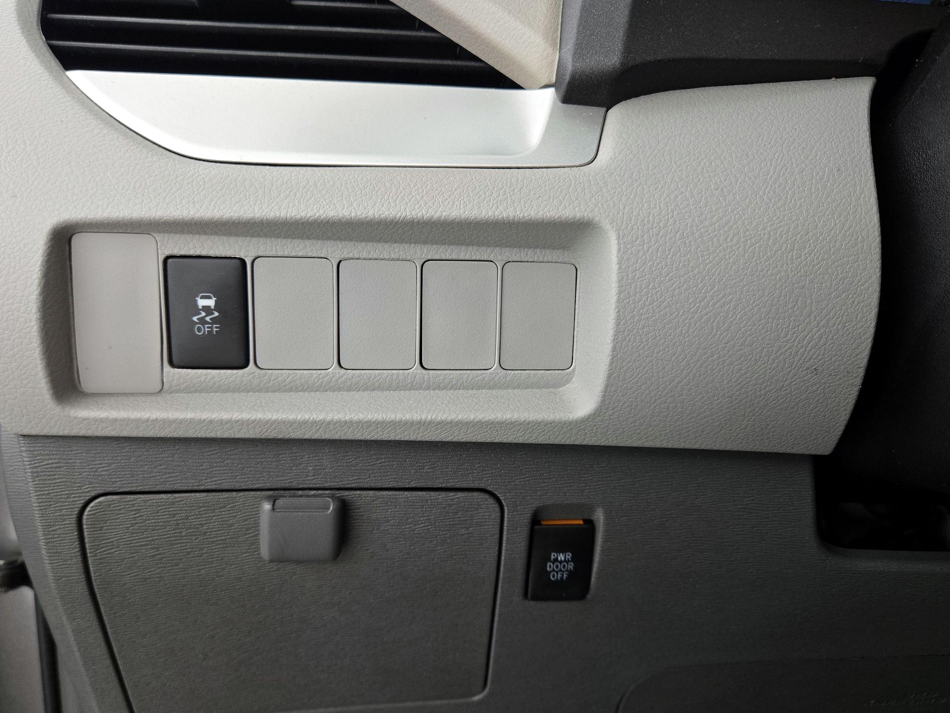 Thumbnail: 2019 Toyota Sienna - 13