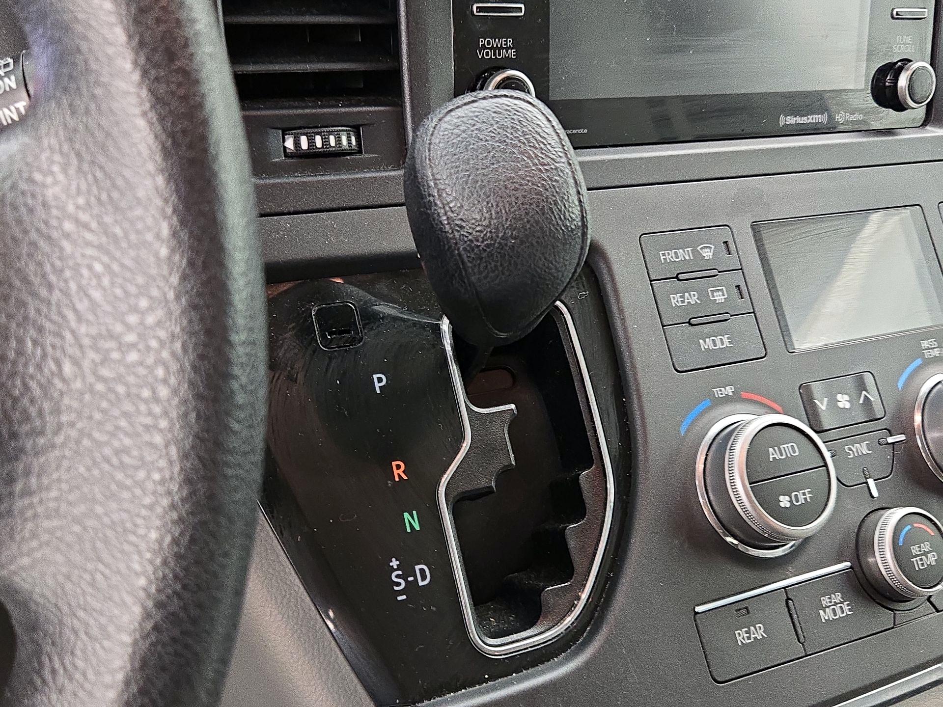 Thumbnail: 2019 Toyota Sienna - 17